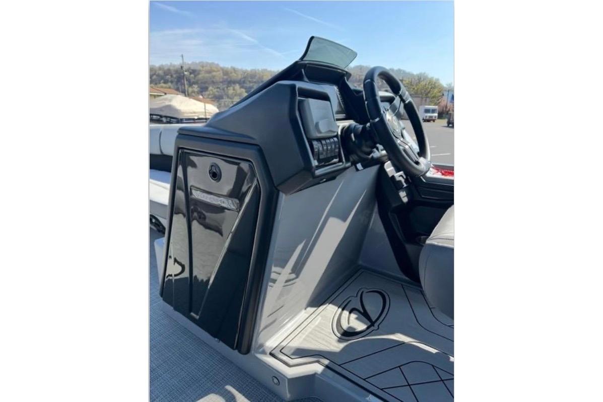 2025 Veranda Relax VR25VLC boat dashboard with steering wheel and control panel.