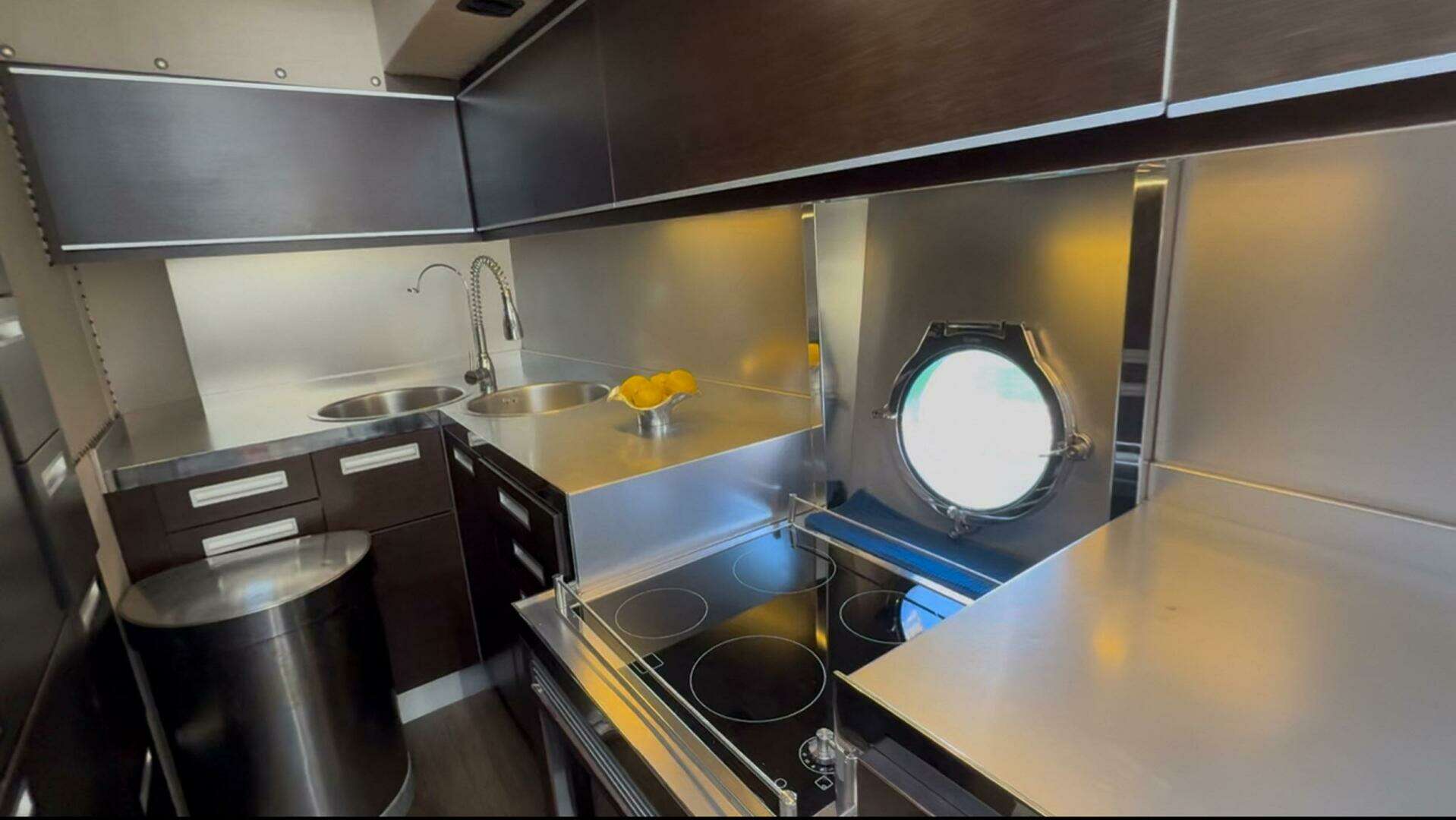 2011 Azimut 68S - Image 19