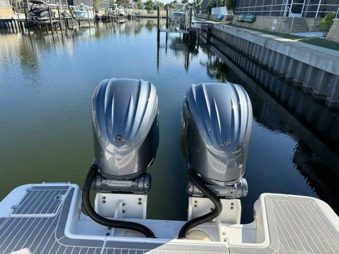 2021 Robalo R317 - Image 10