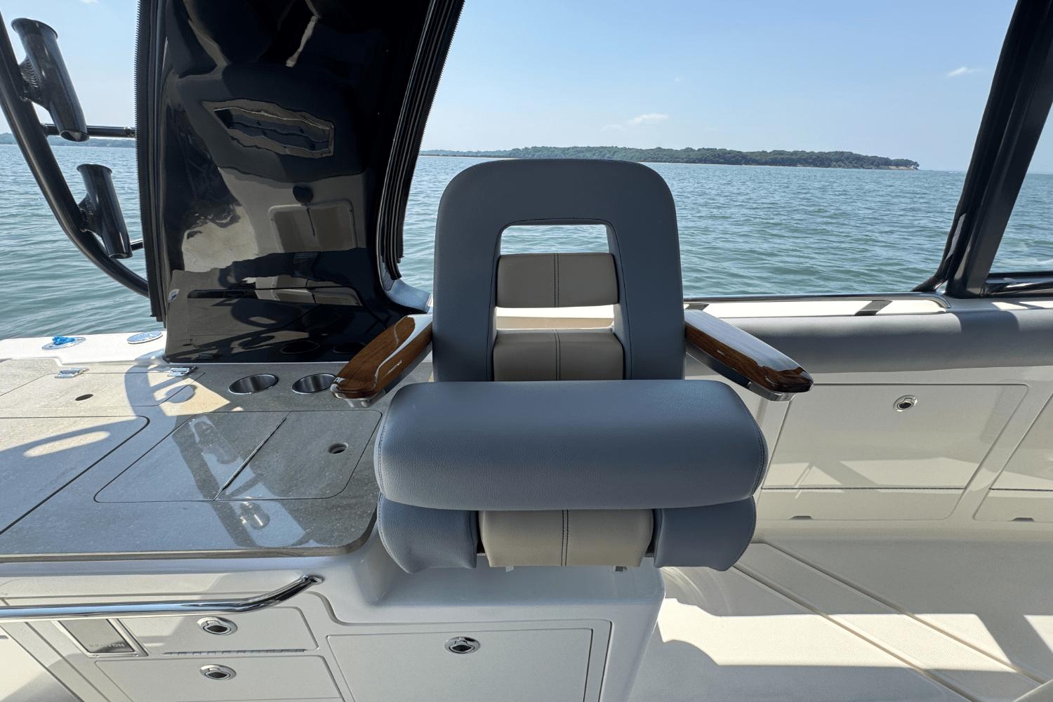 2025 Boston Whaler 380 Realm - 48