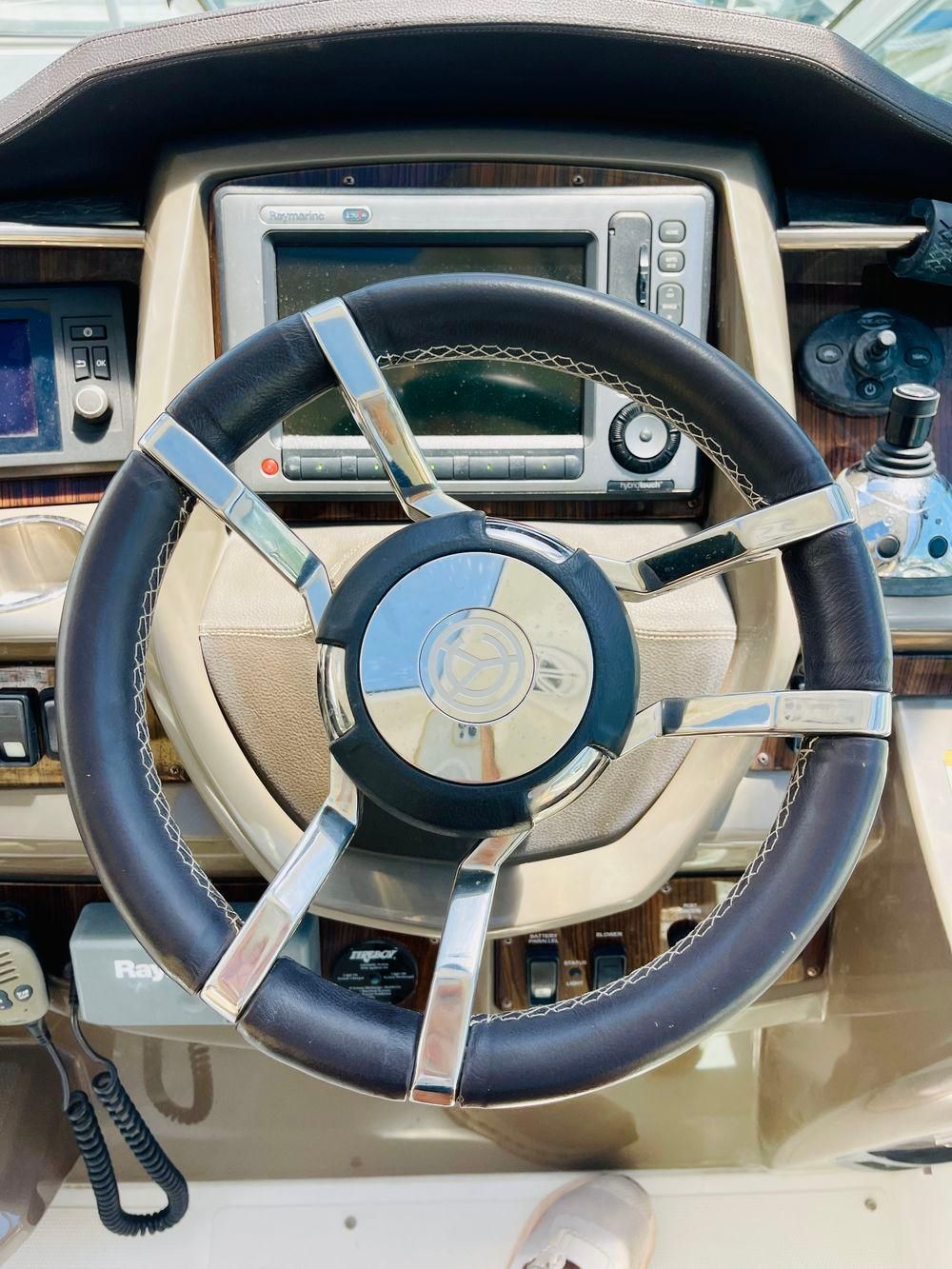 2012 Cruisers Yachts 350 Express - 12