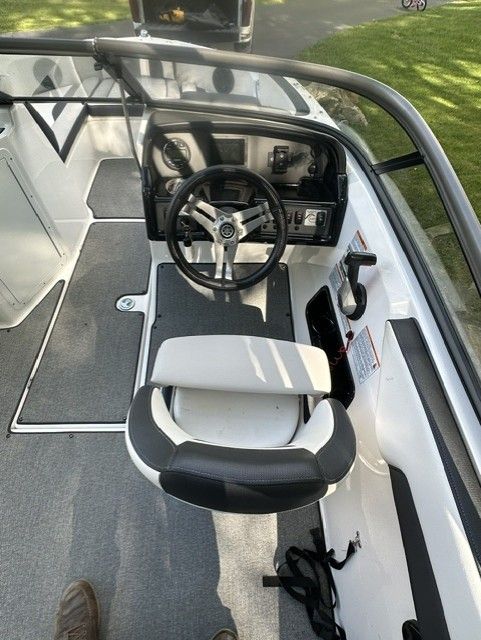 The image shows the cockpit of a 2019 Yamaha AR195 boat with a modern steering wheel.