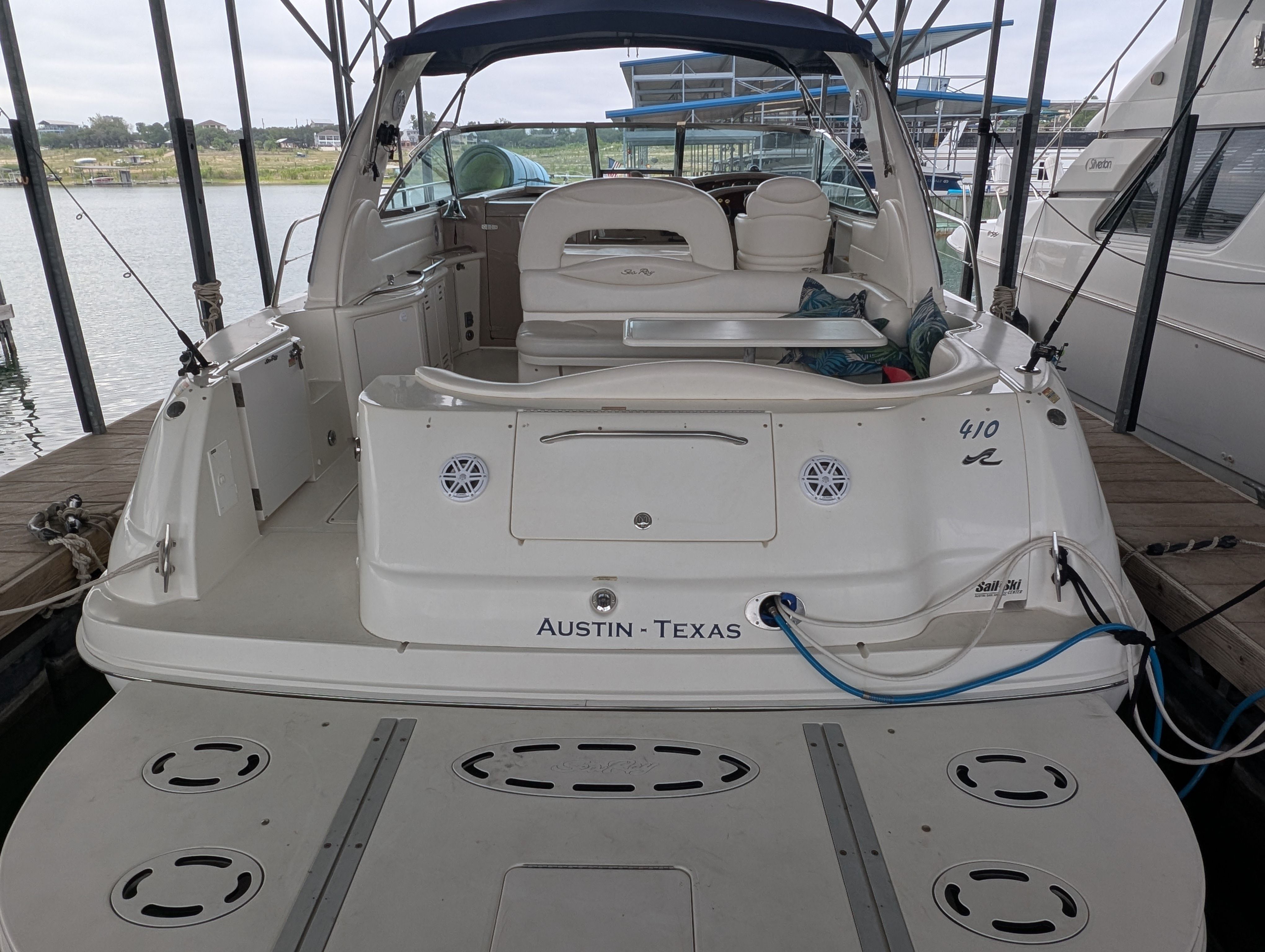 2000 Sea Ray Sundancer yacht docked in Austin, Texas.