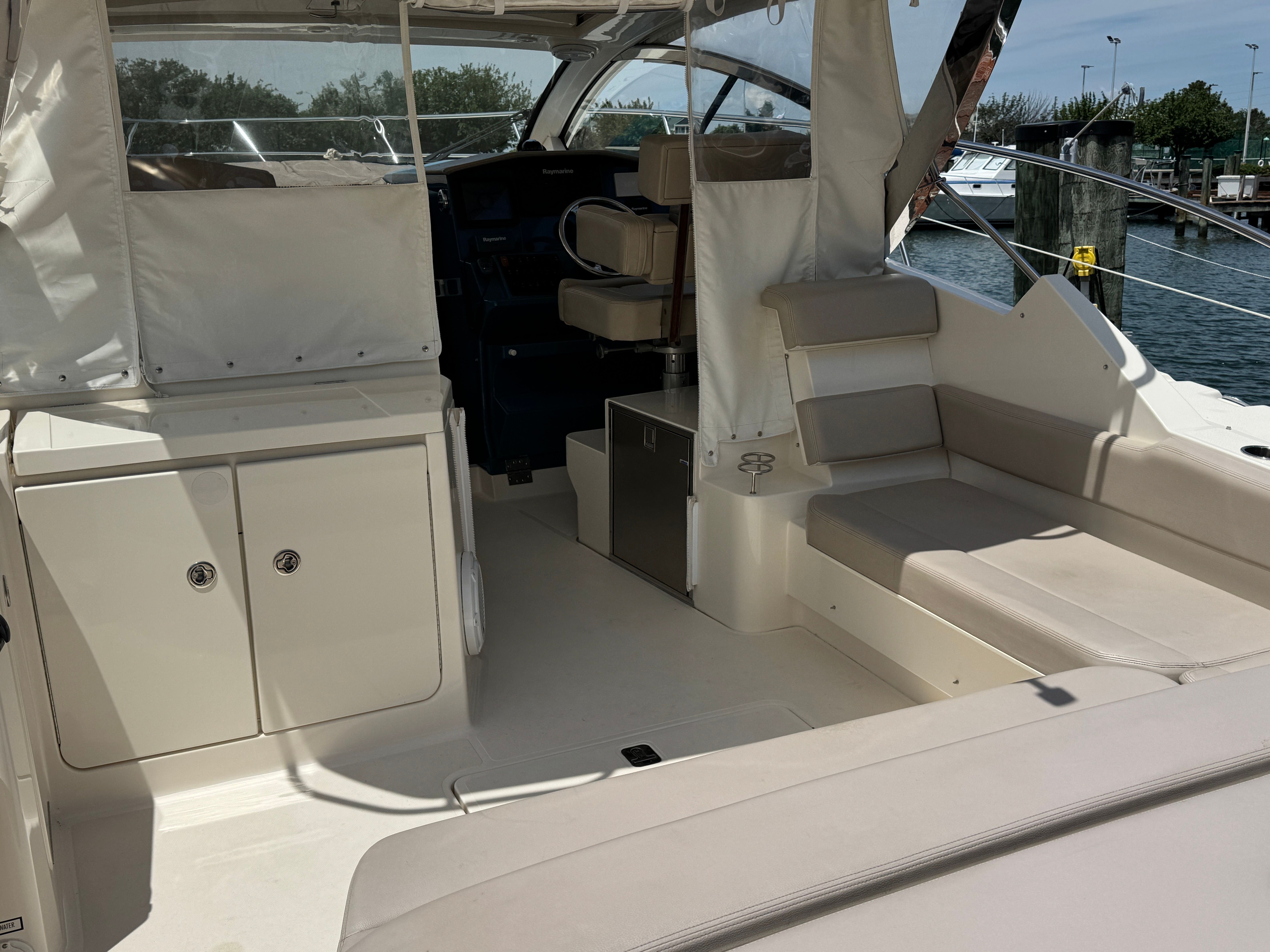 2013 PURSUIT SC 365i - Image 1