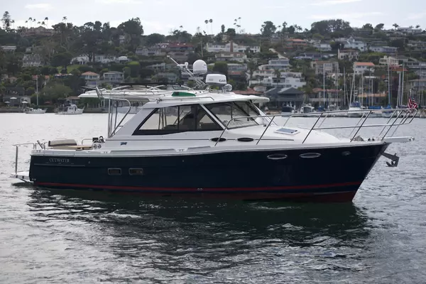 2015 Cutwater 30 Sedan