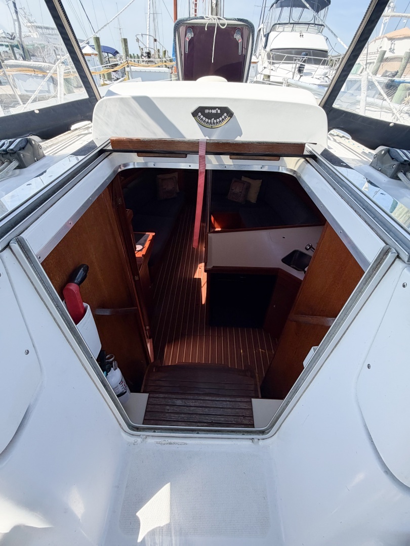 2005 Hunter 36 - Image 32