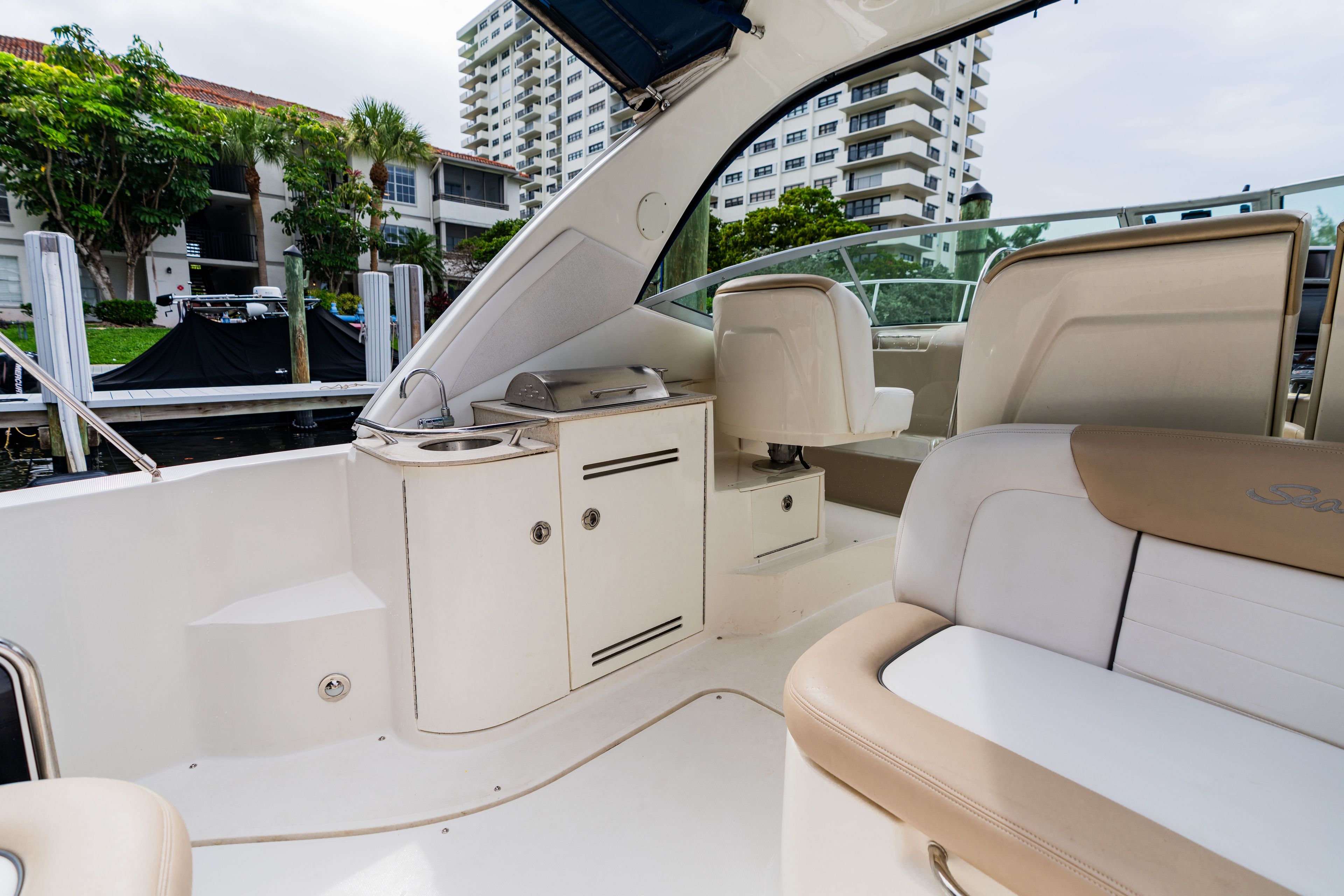 2010 Sea Ray Sundancer 330 - 38