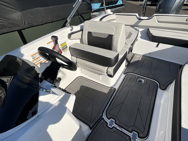 2023 Hurricane SunDeck Sport 205 OB - 13