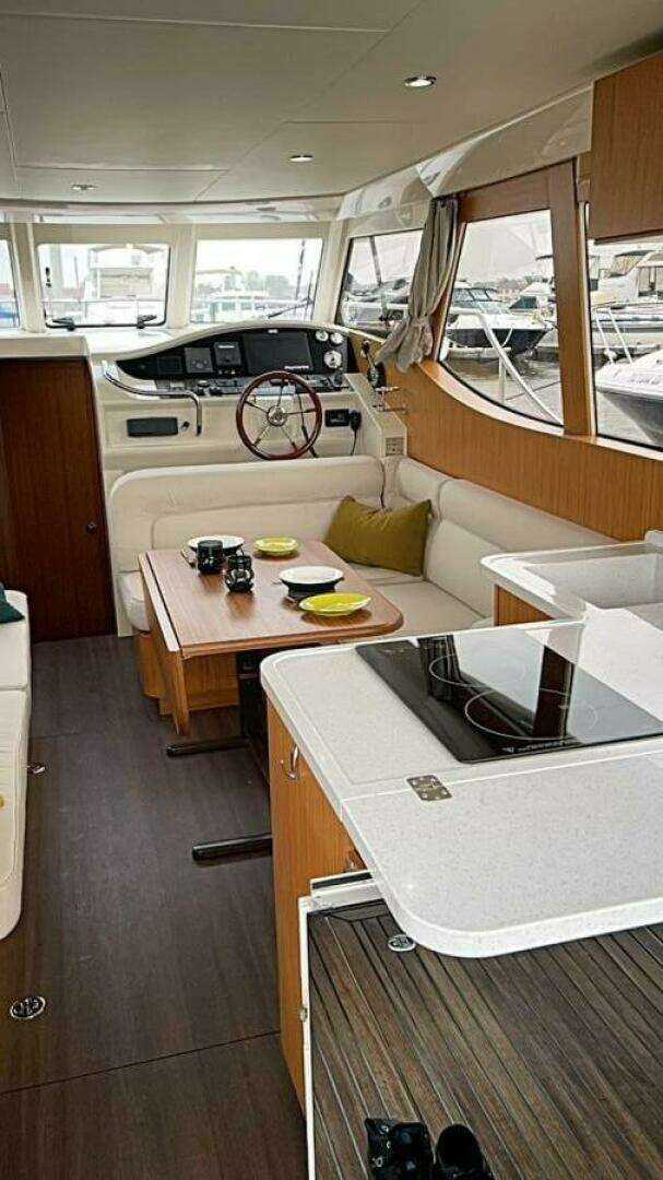 2019 Greenline 33 HYBRID - Image 4