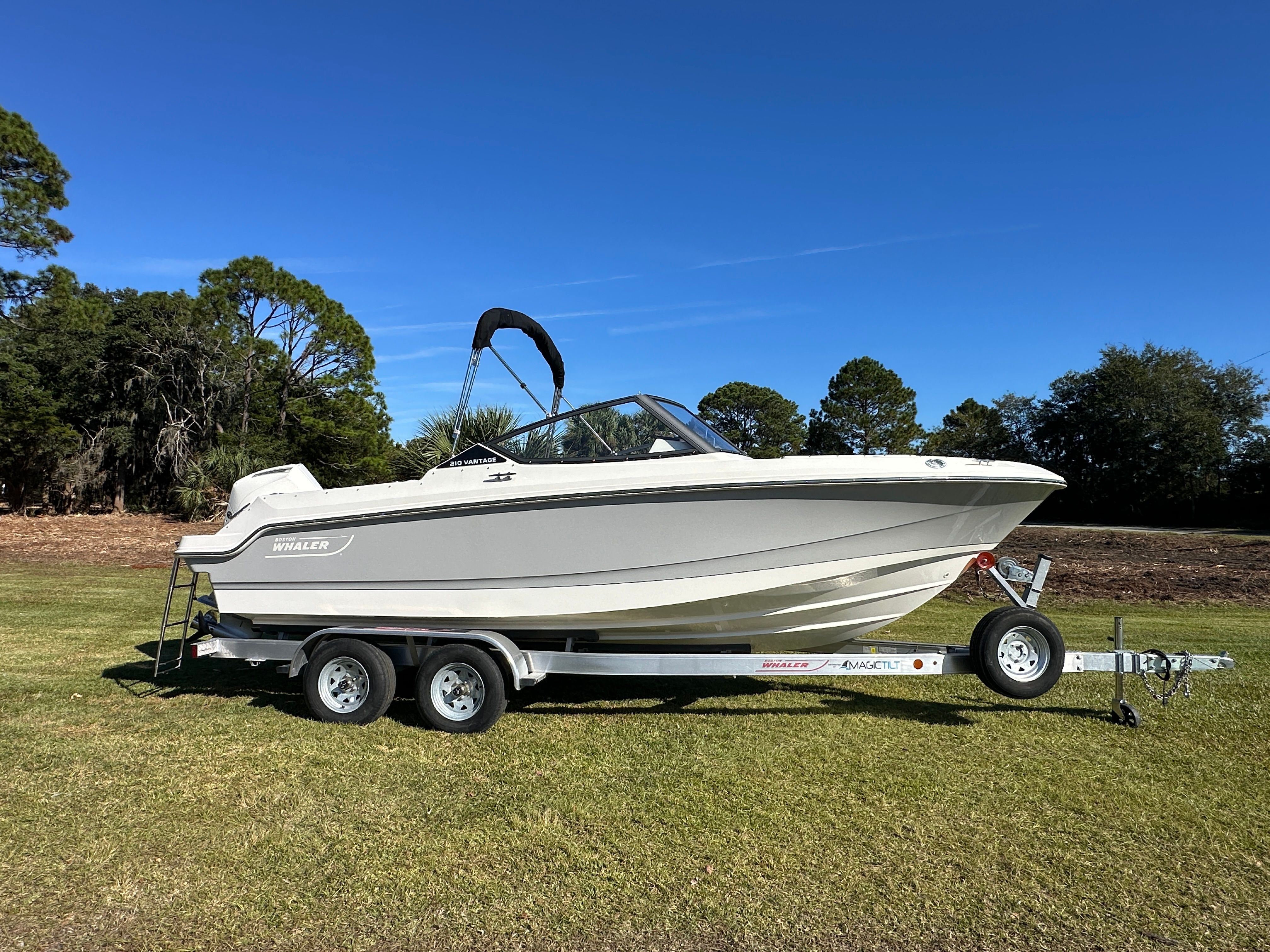 2025 Boston Whaler 210 Vantage