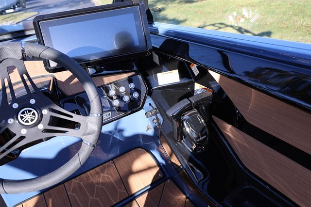 2026 Yamaha Boats 222 XD BOTH COLORS AVAILABLE - 15