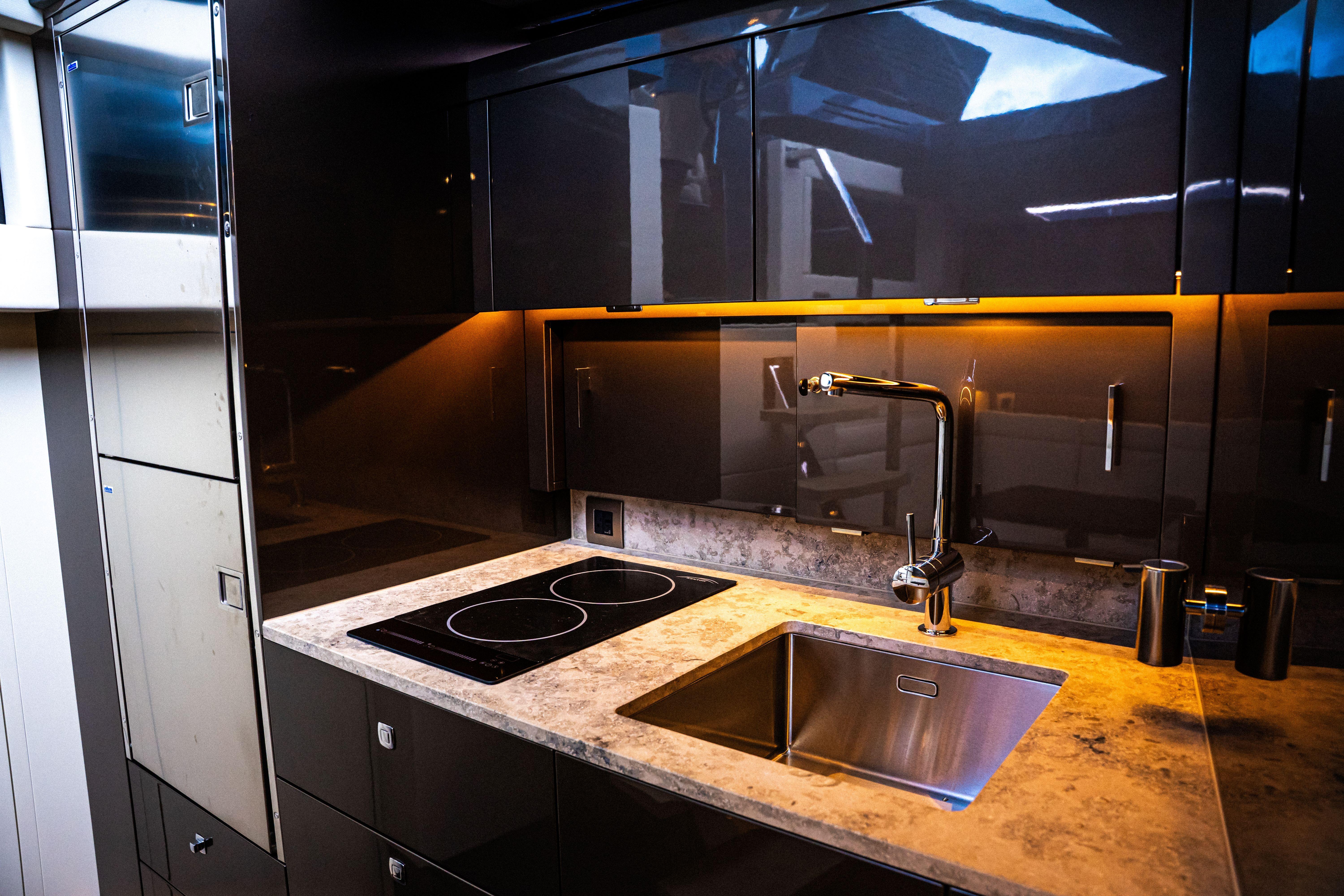 Modern kitchen interior with sleek design, featuring a Dutch American DA 53 model, 2025.