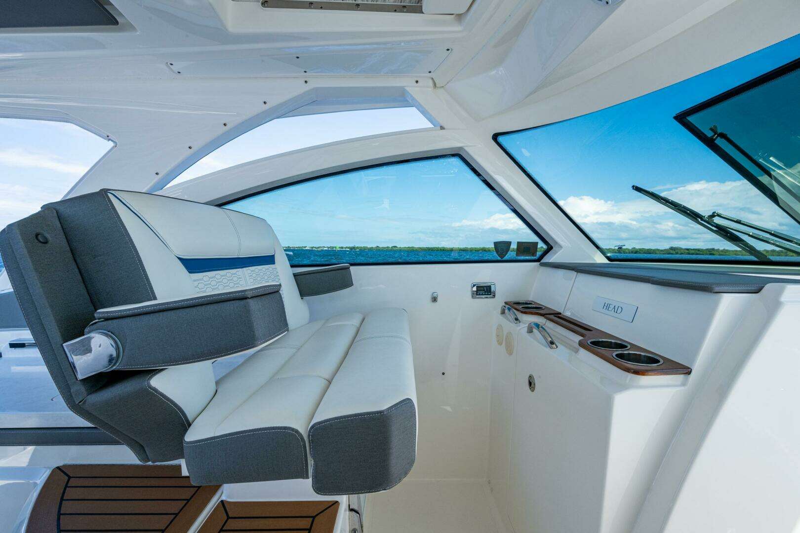 2021 Tiara Yachts 34 LX - Image 10