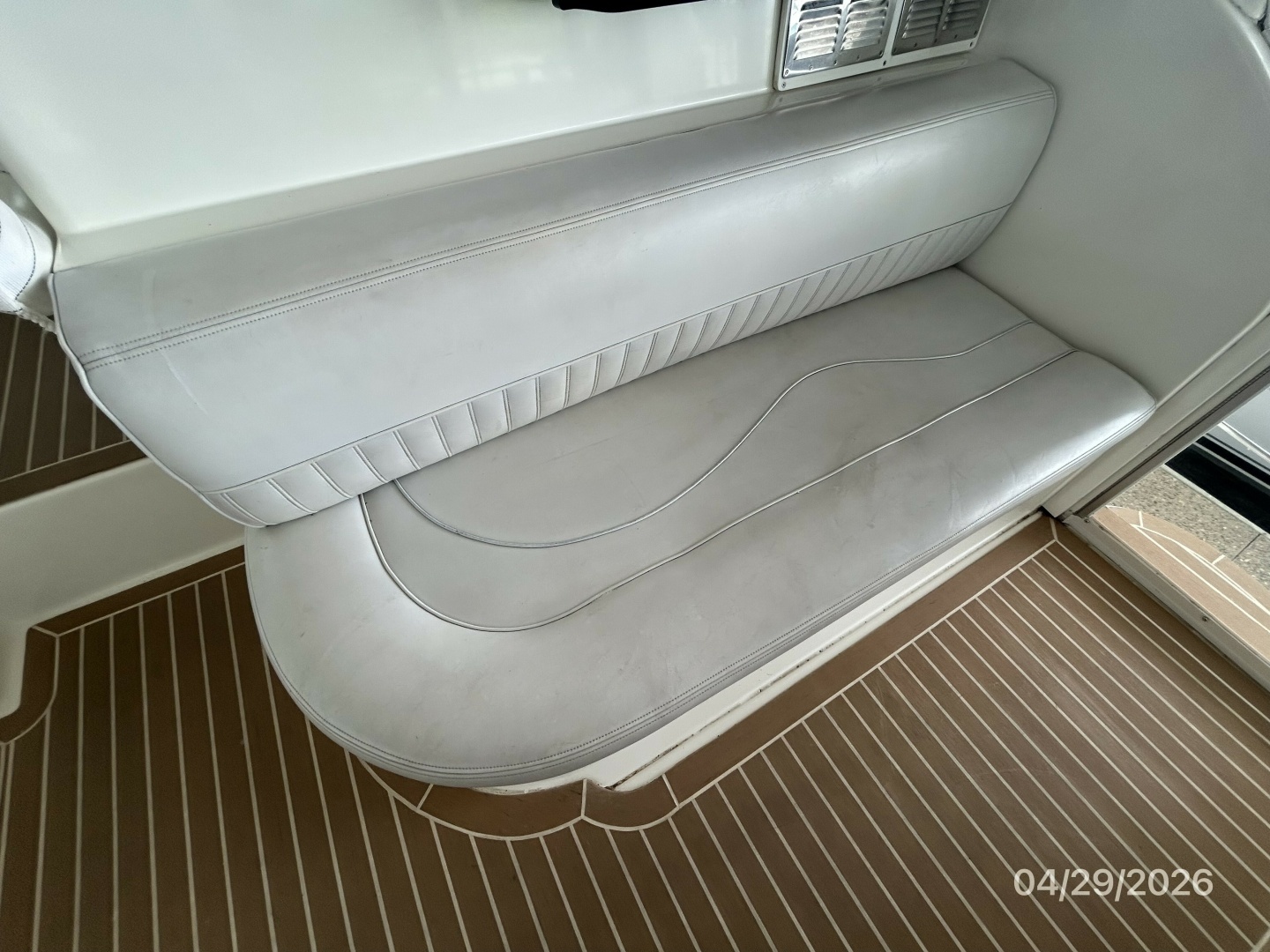 2000 Cruisers Yachts 4450 - Image 28