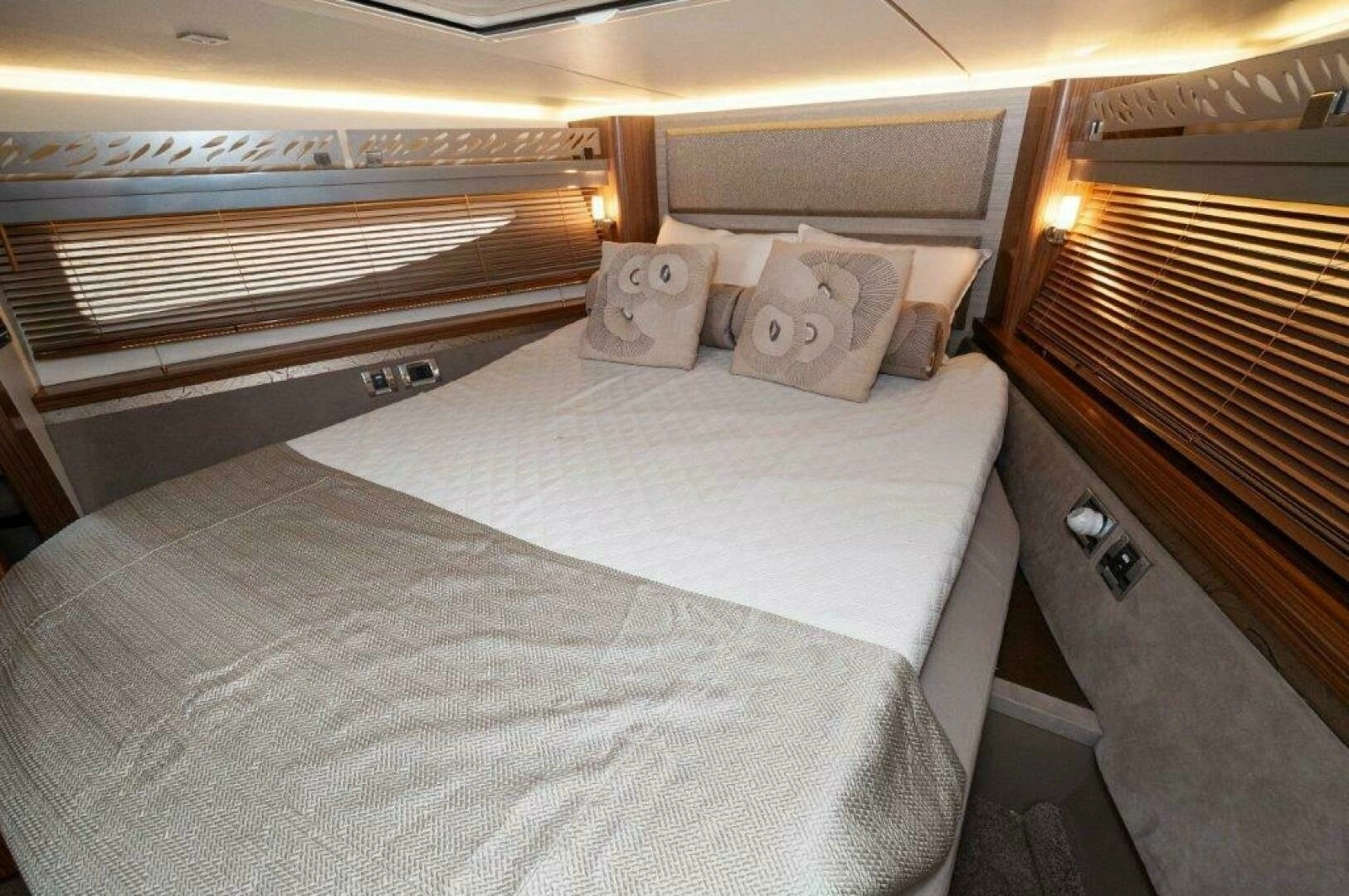 2018 Sea Ray L550 Flybridge - Image 24