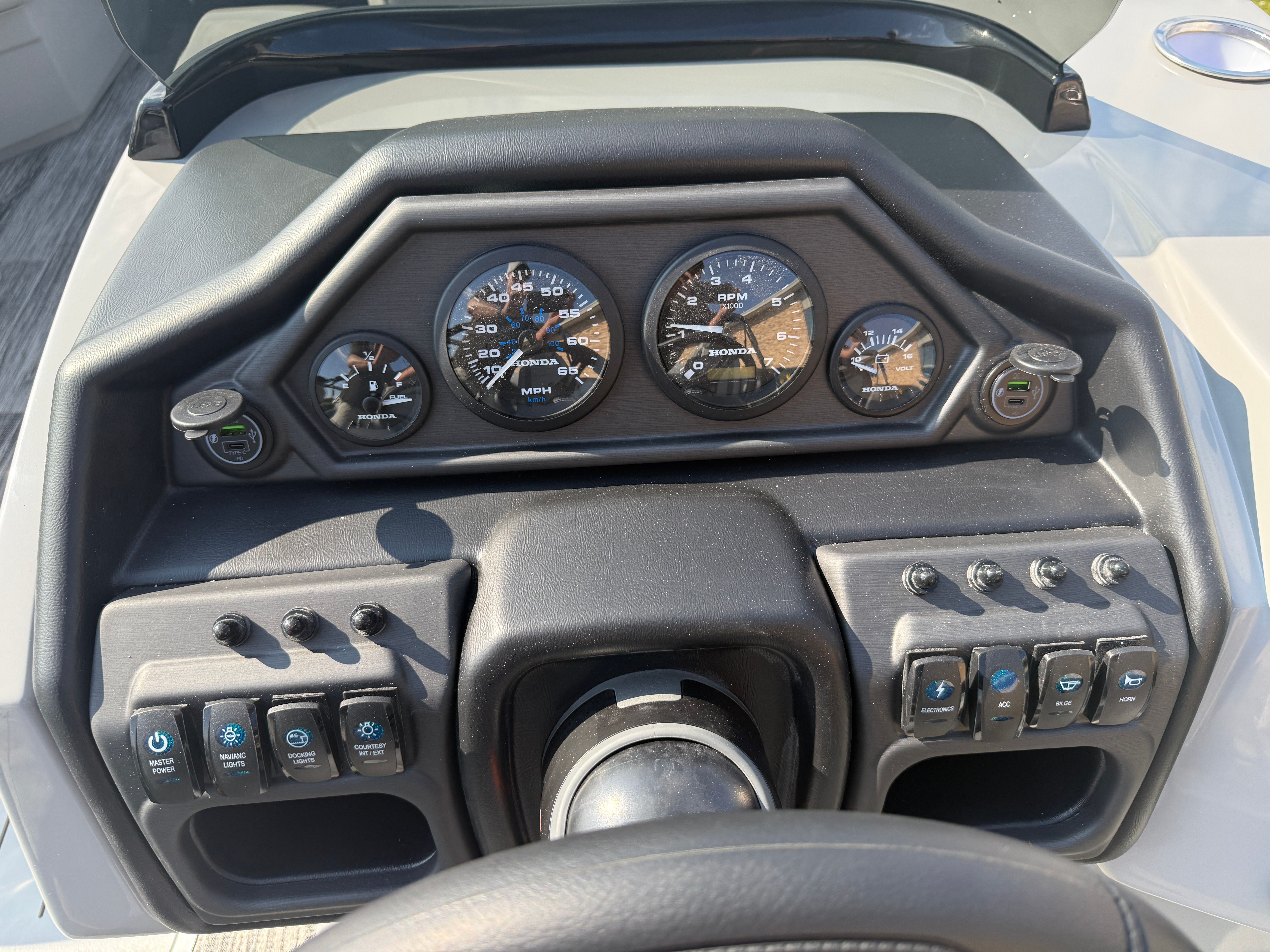2026 Bentley Pontoons Legacy 200HP Swingback 223 Tritoon - 12