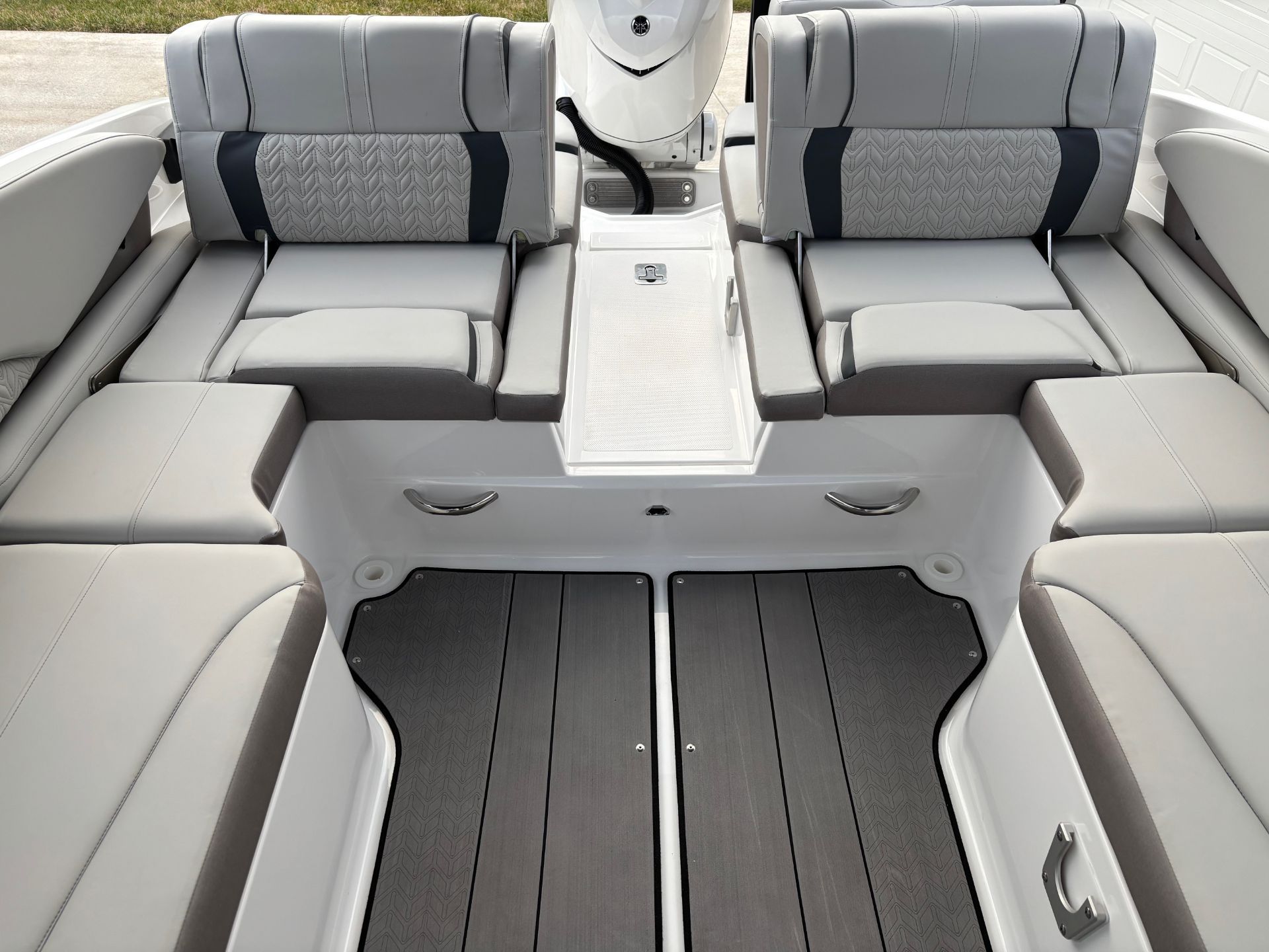 2025 Hurricane SunDeck 2600 OB - 6