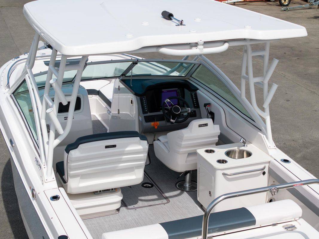 2021 Robalo R247 - Image 7
