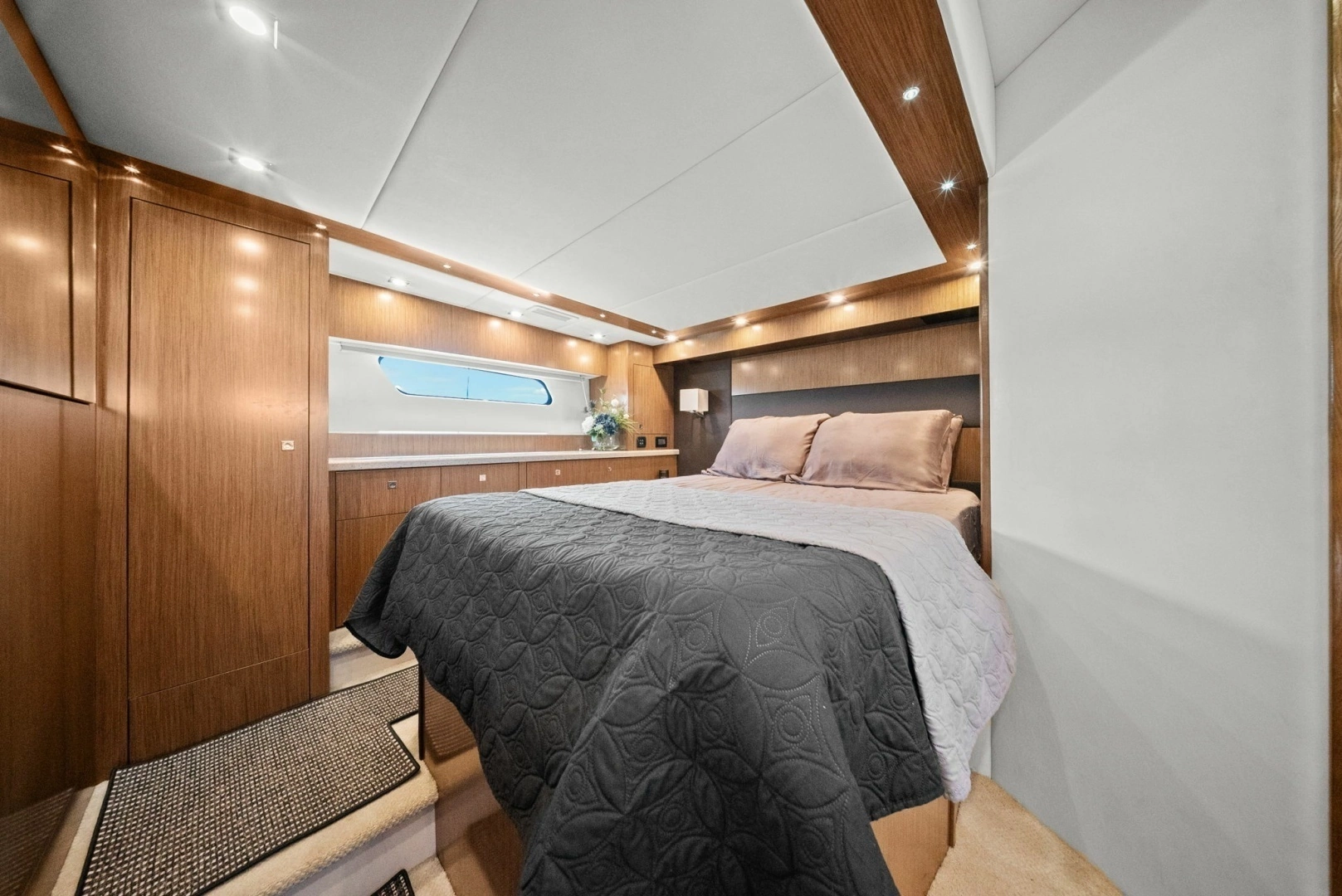 2014 Cruisers Yachts 48 Cantius - Image 30