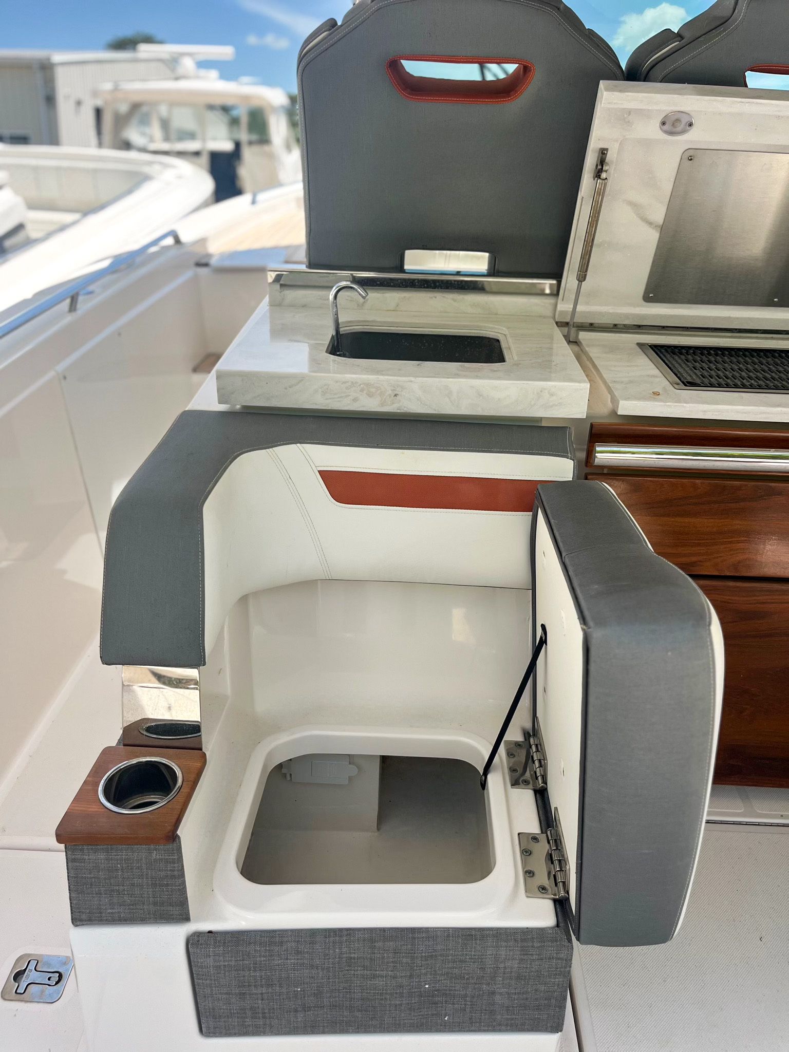 2019 TIARA YACHTS 38 LS - Image 9
