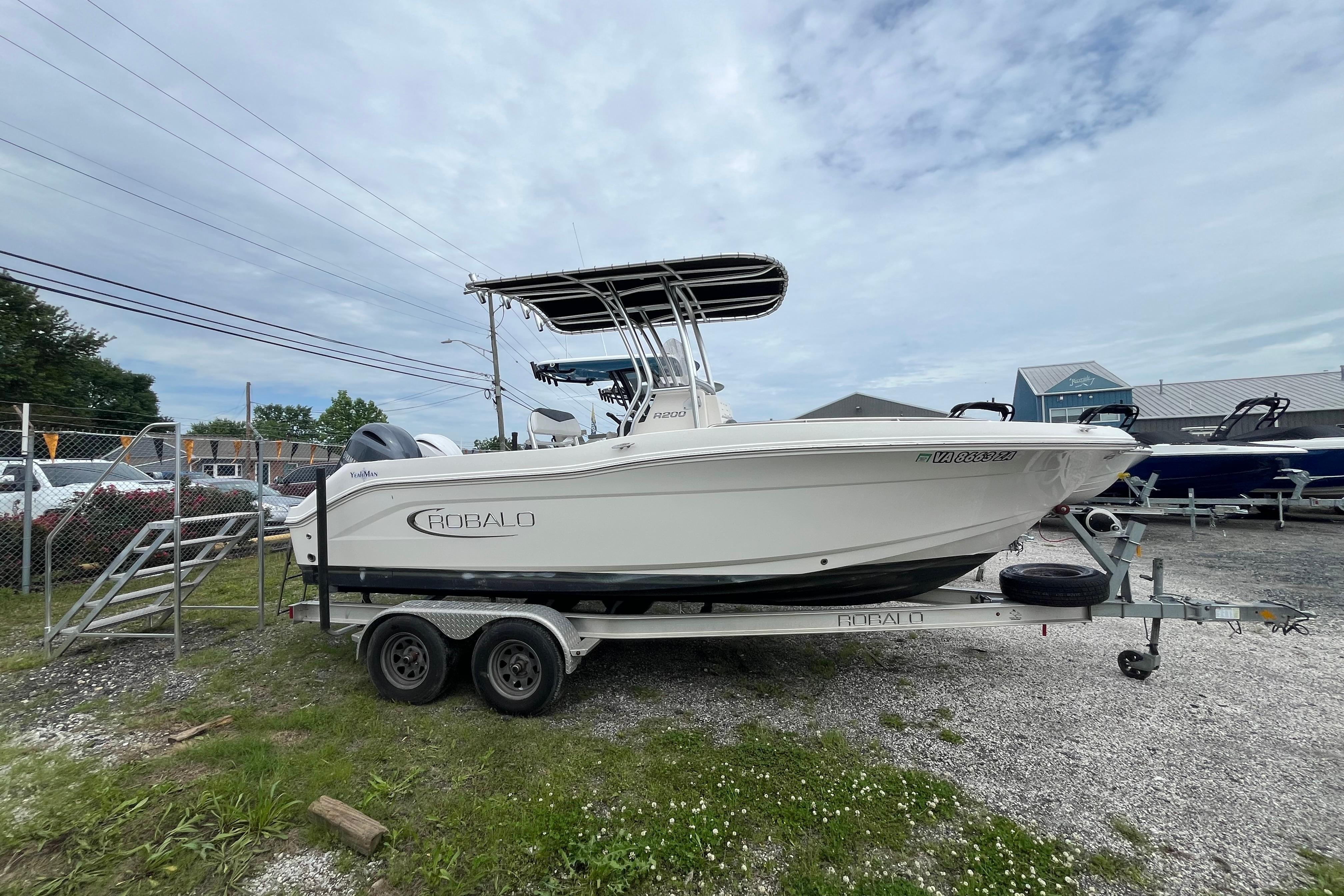 2020 Robalo R200 Center Console
