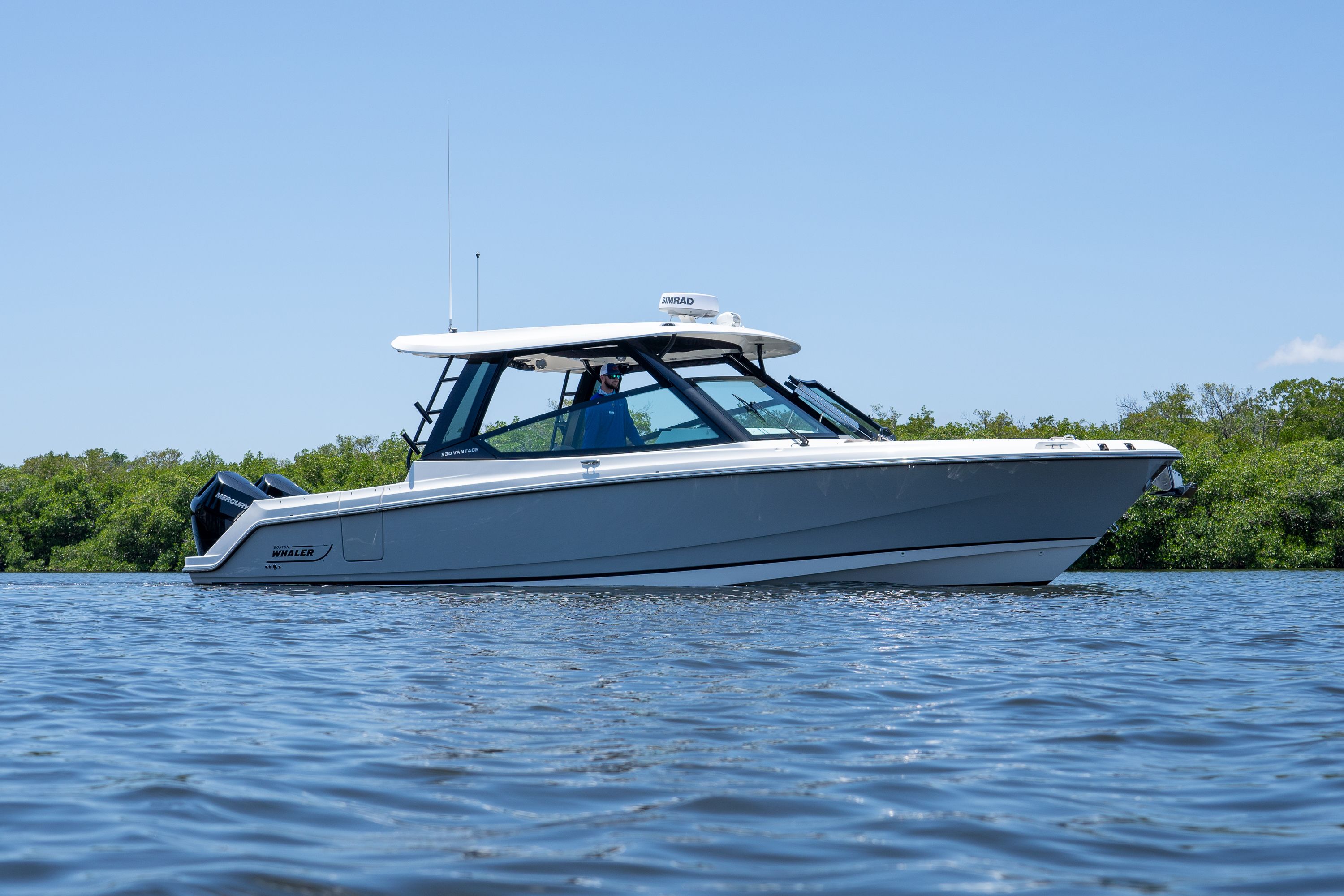 2025 Boston Whaler 330 Vantage