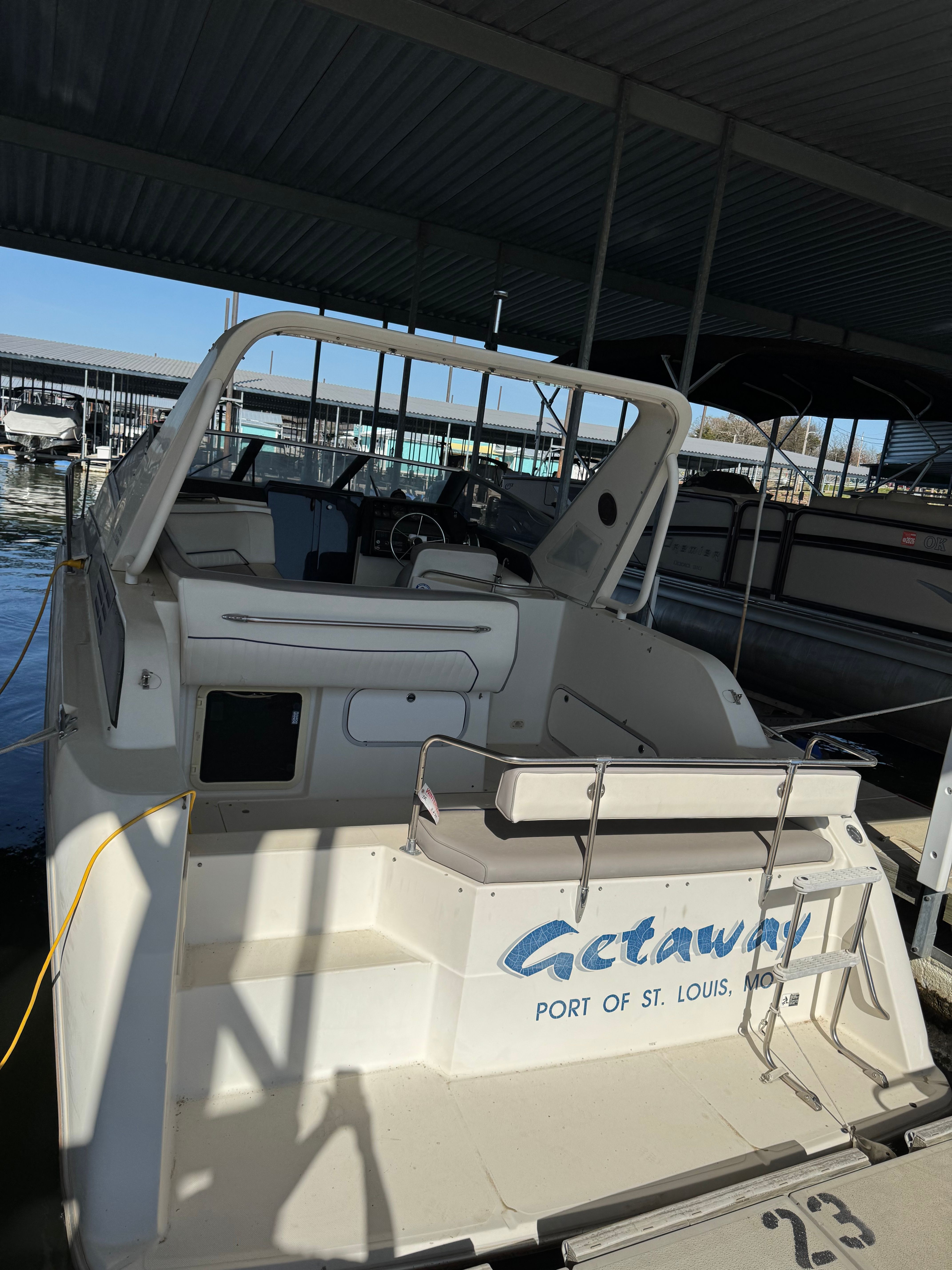 1994 Bayliner 3055 Cierra boat docked at St. Louis port.