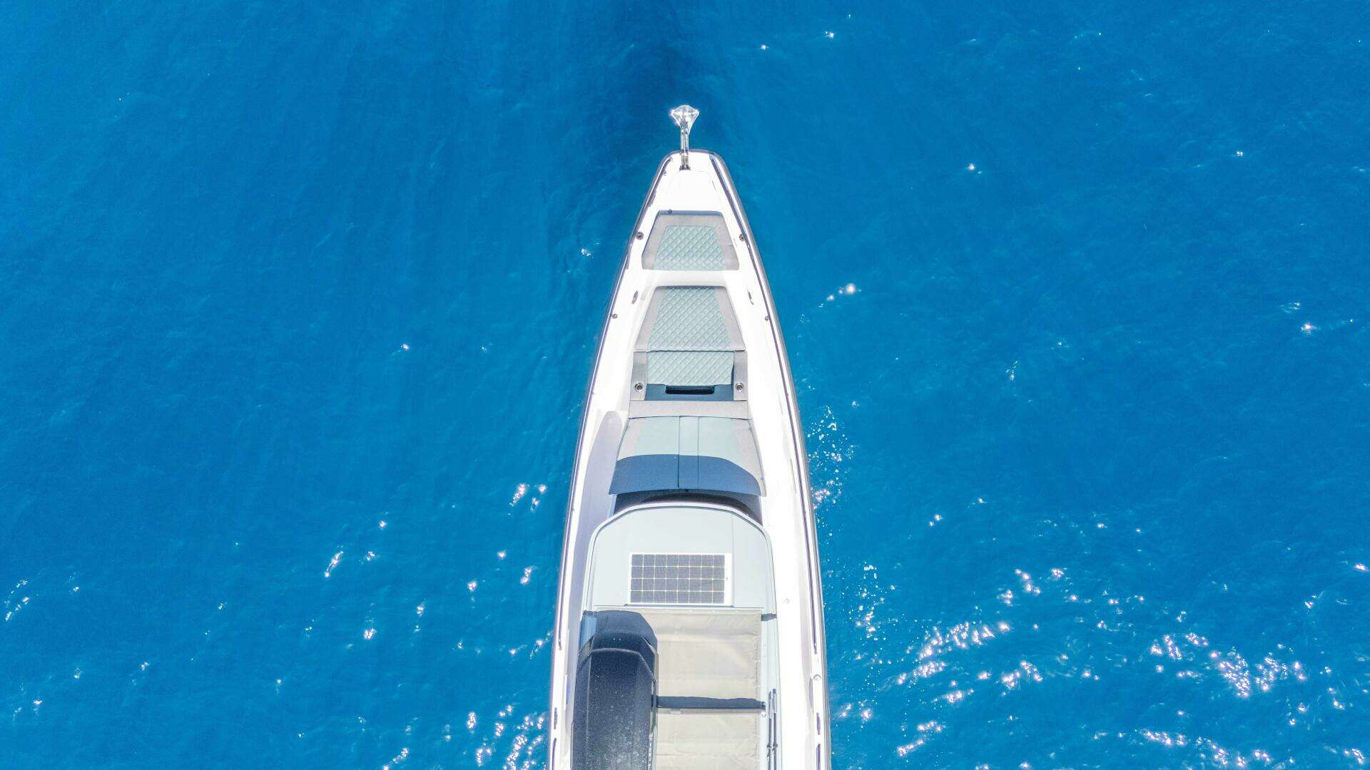 2024 Axopar 37 XC Cross Cabin - Image 9