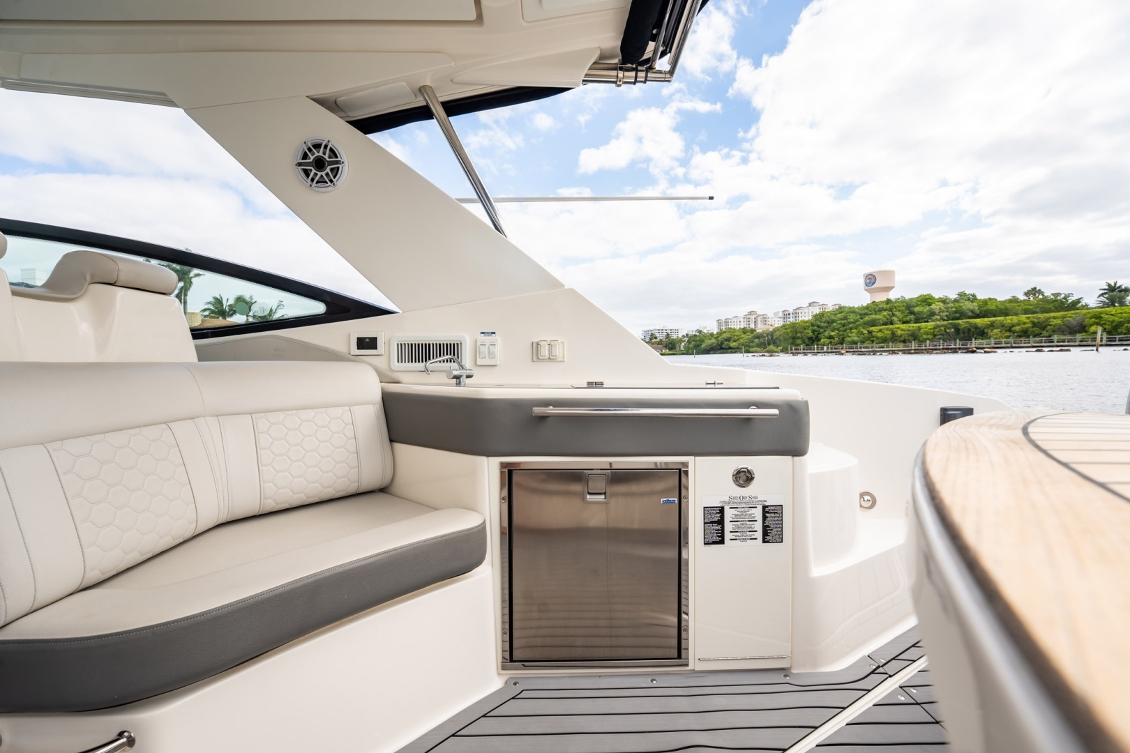 2021 Sea Ray Sundancer 320 Outboard - Image 15