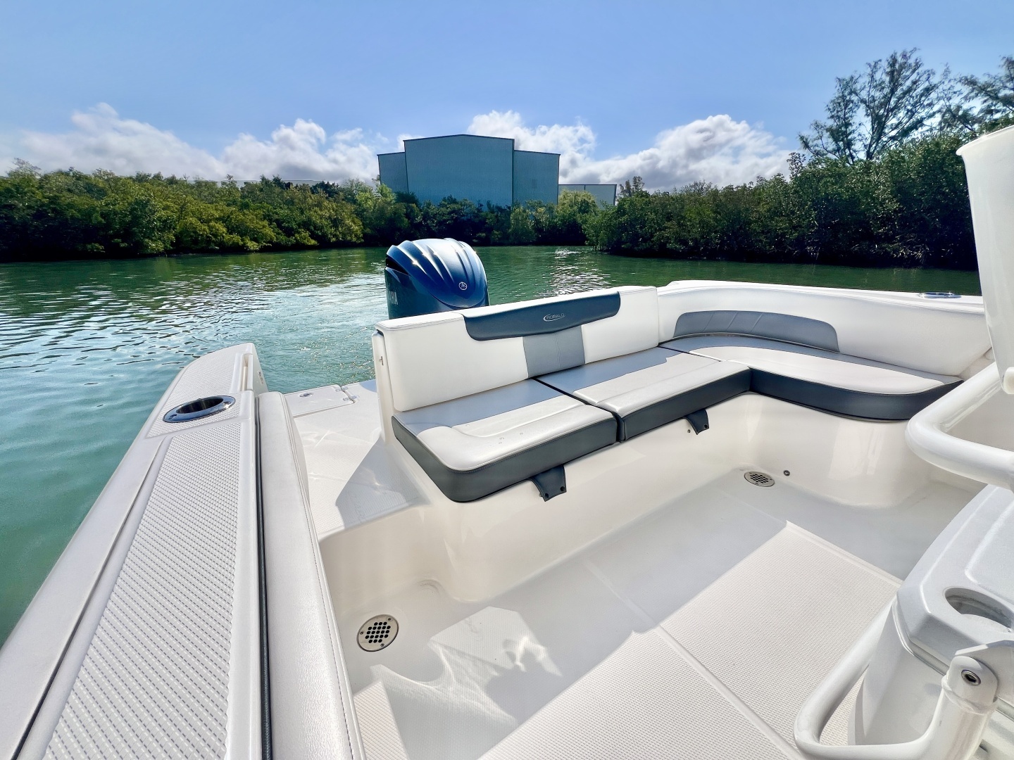 2021 Robalo R242 Explorer - Image 13