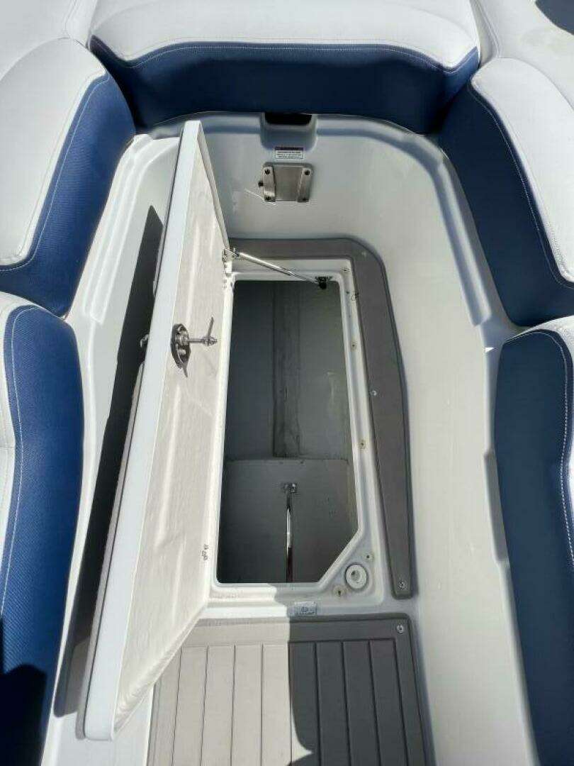 2022 Crownline E305 XS - Image 14