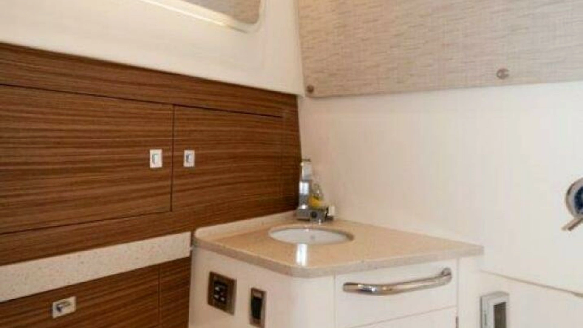 2018 Boston Whaler 420 Outrage - Image 11
