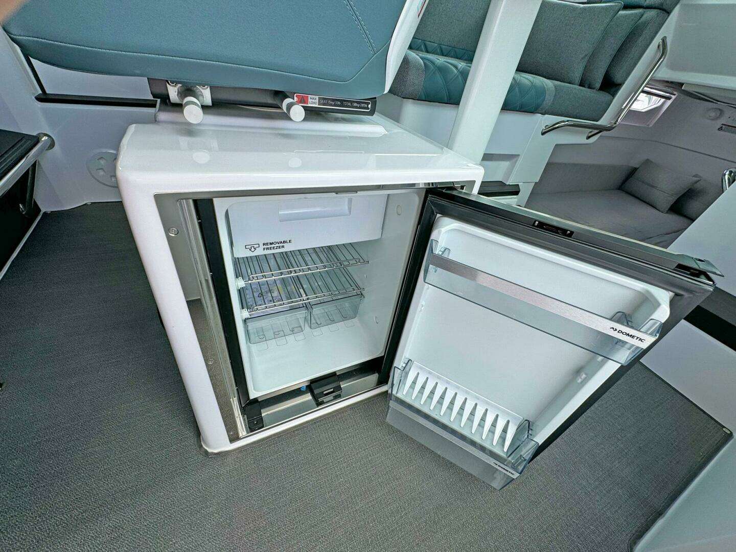 2024 Axopar 37XC CROSS CABIN - Image 15