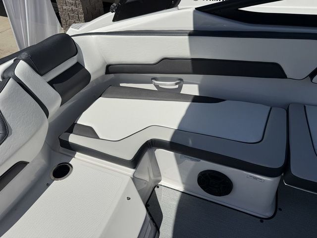 2026 Yamaha Boats AR195 - 12