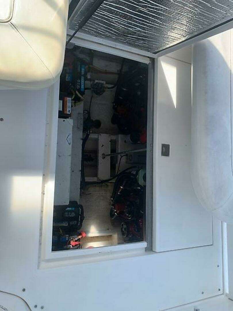 2003 Cruisers Yachts 3372 Express - Image 33