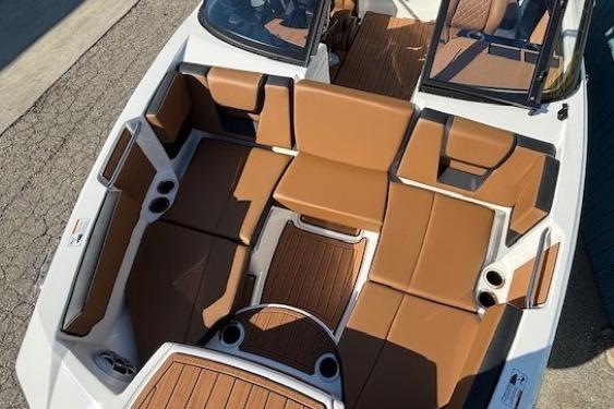 2026 Yamaha Boats 222SE interior with brown seating and sleek design.