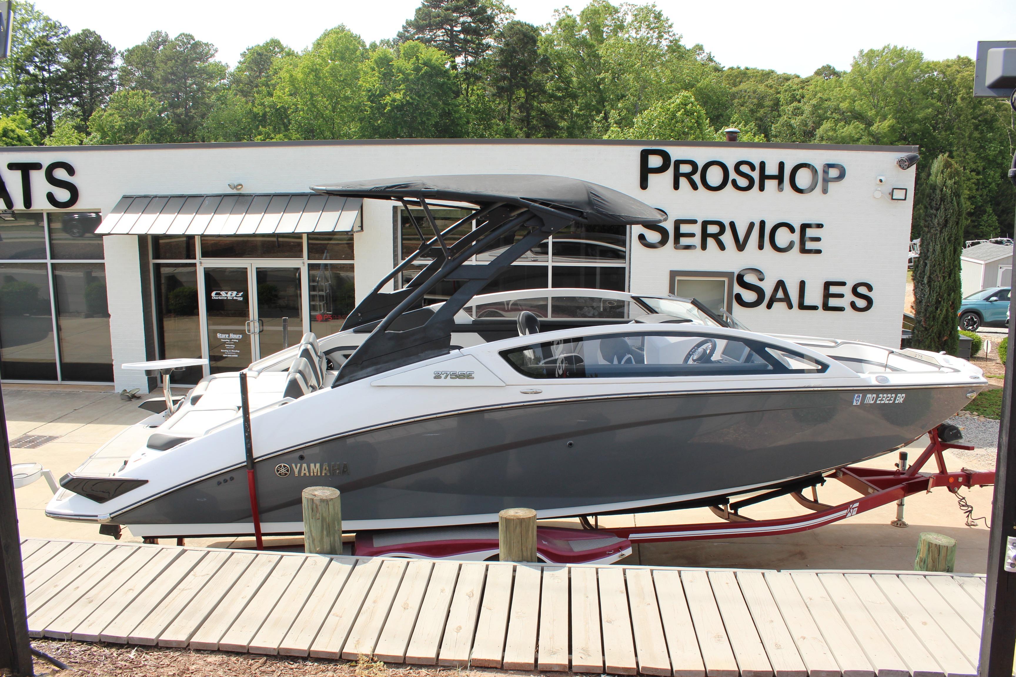 2020 Yamaha Boats 275SE displayed at a pro shop service and sales center.