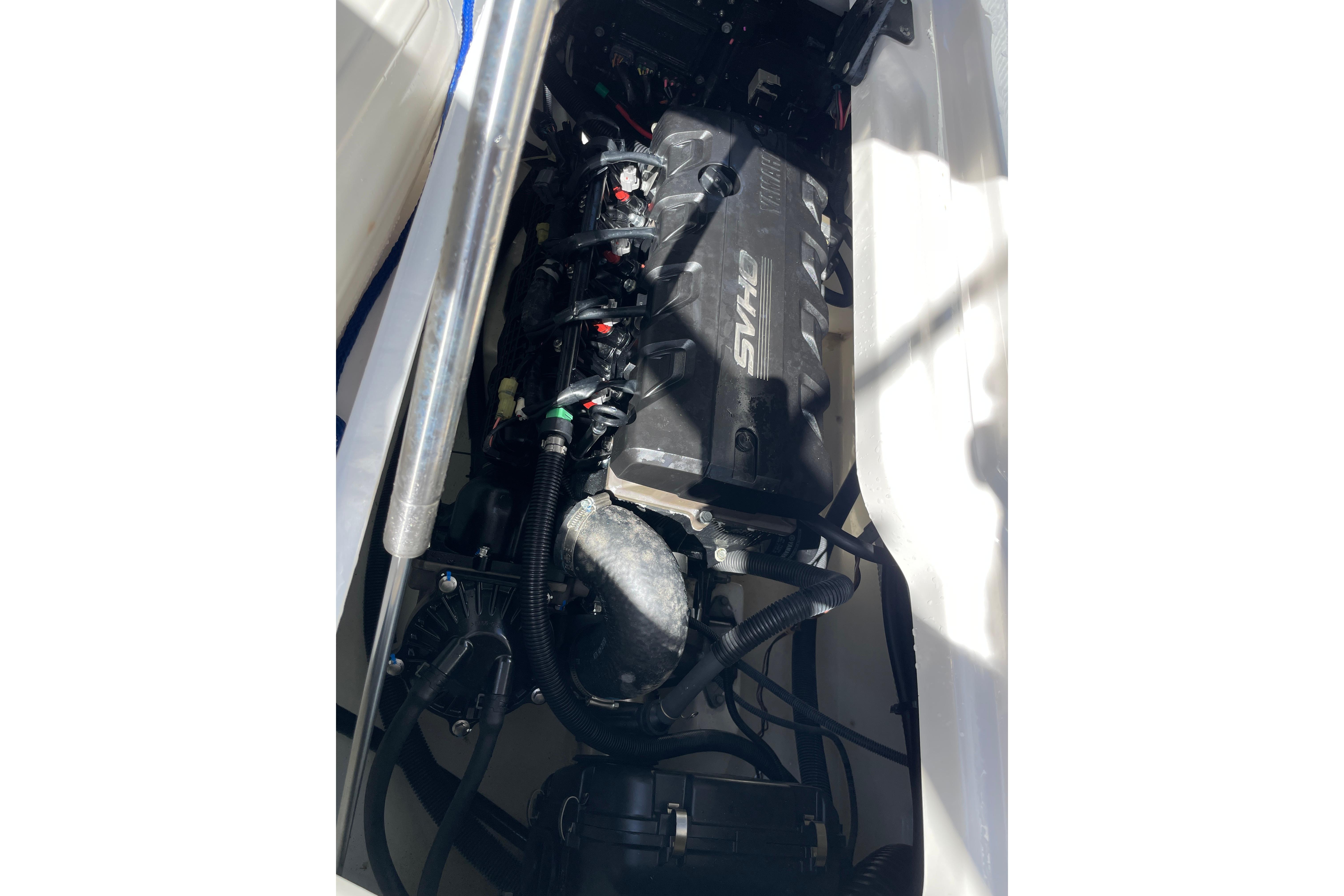 Engine compartment of 2021 Yamaha Boats 275SE, featuring SVHO engine components.