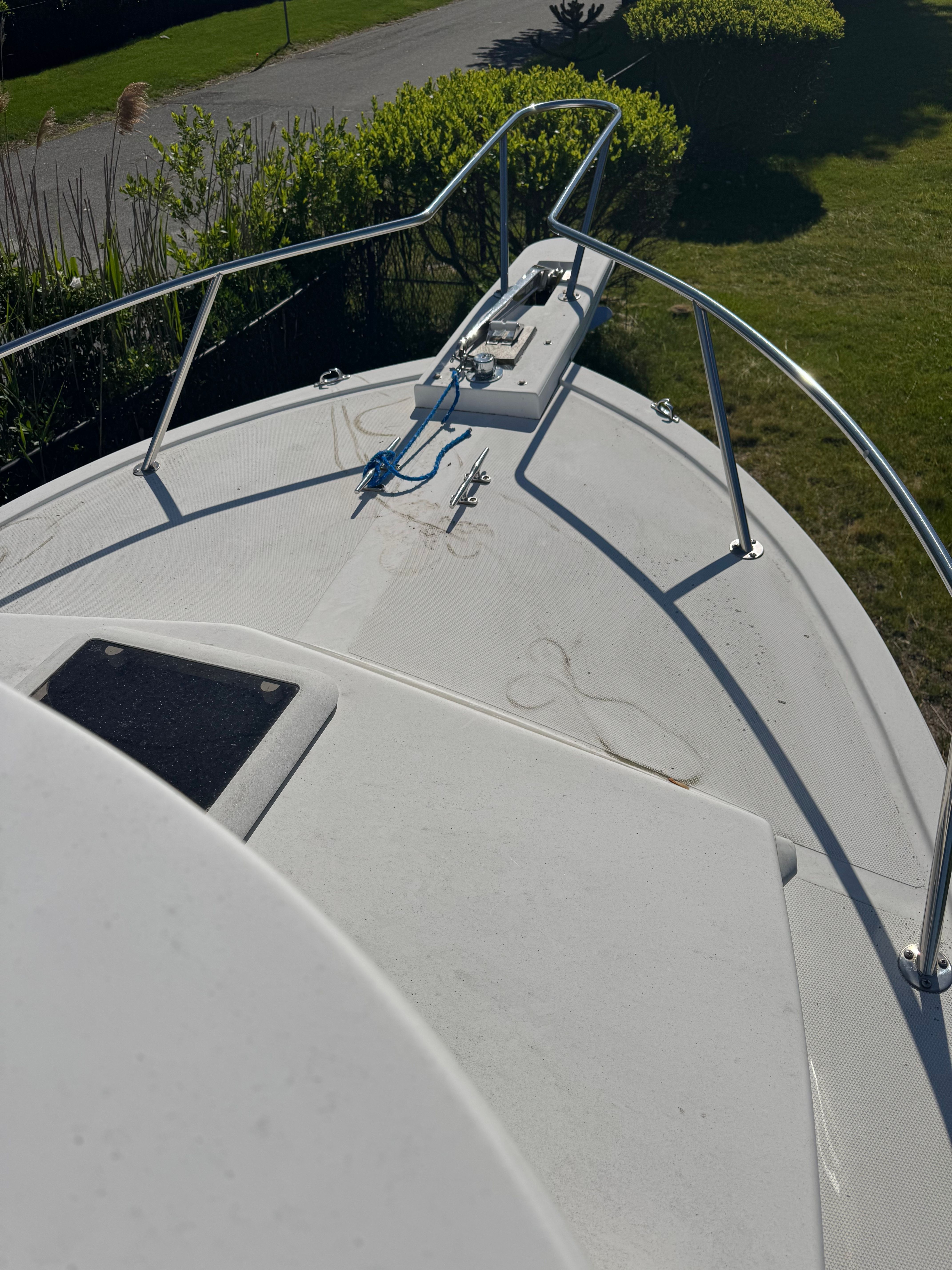 2009 Steiger Craft 25 Miami boat deck with railing and rope.