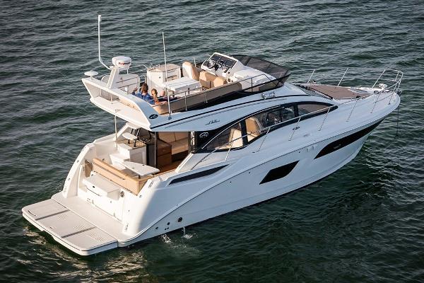 Manufacturer Provided Image: 2016 Sea Ray 400 Fly yacht cruising on the water.