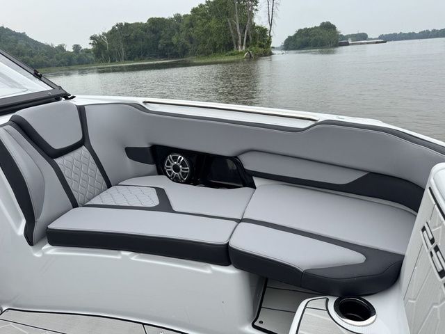2025 Yamaha Boats 255XD - 33