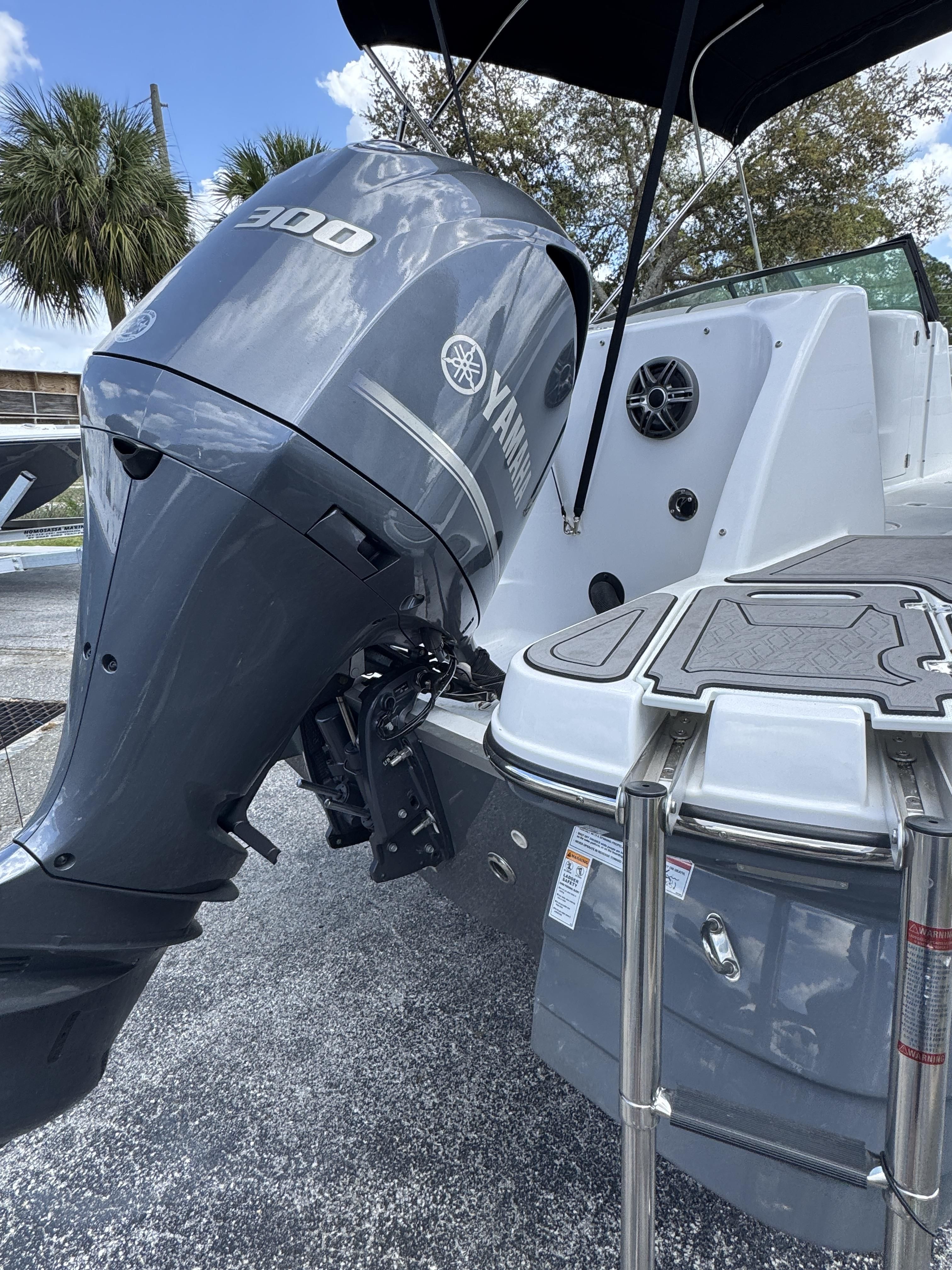 2026 Hurricane SunDeck 2400 OB - 8