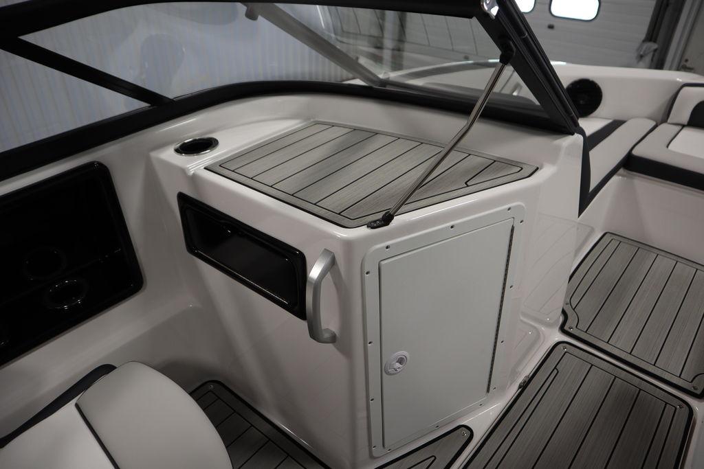 2026 Yamaha Boats 195S interior with sleek design and modern features.