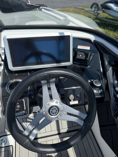 Yamaha 252SE 2021 boat dashboard with screen and steering wheel.