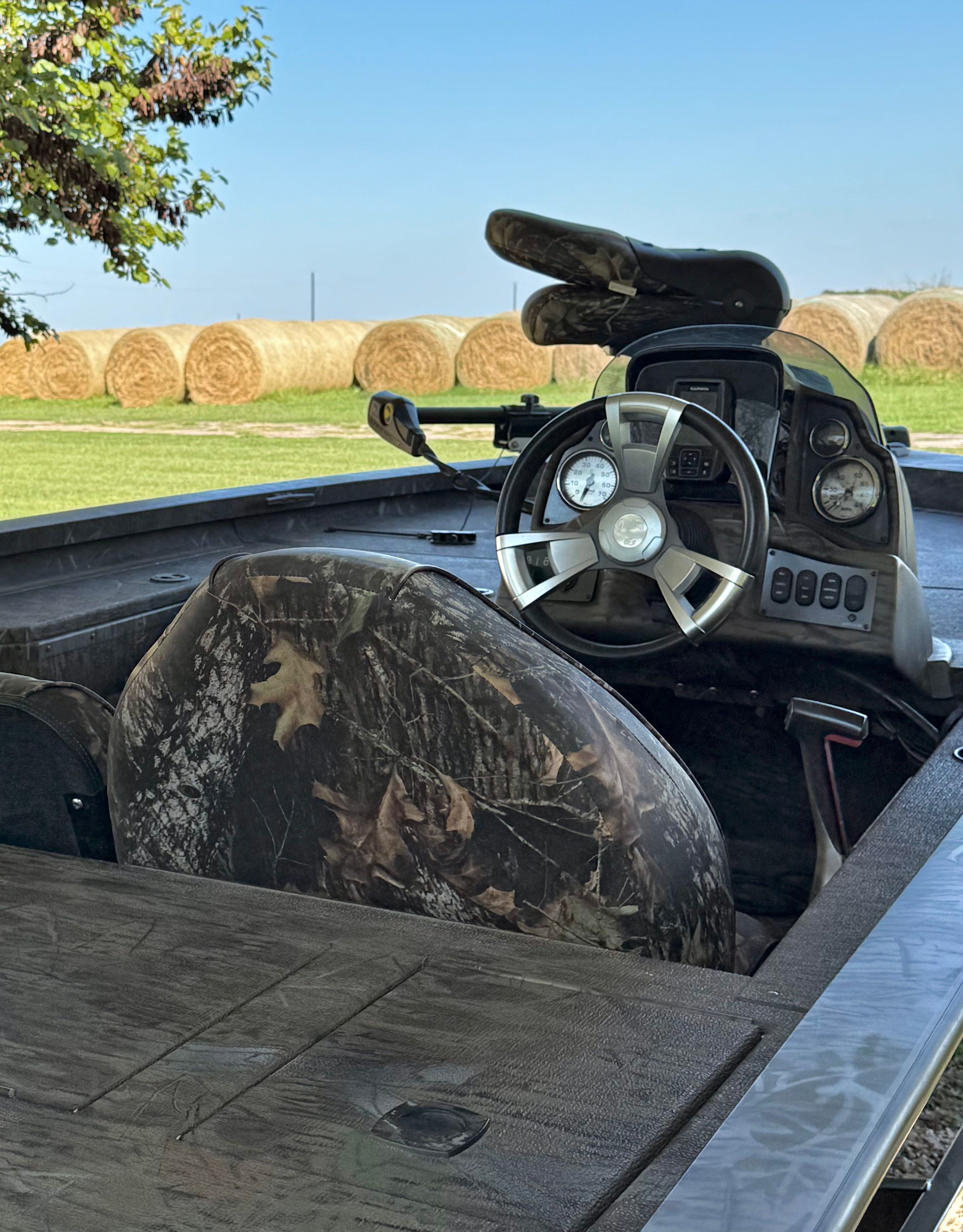 The image shows the cockpit of a 2017 G3 Sportsman 17 Camo boat with a camo seat.