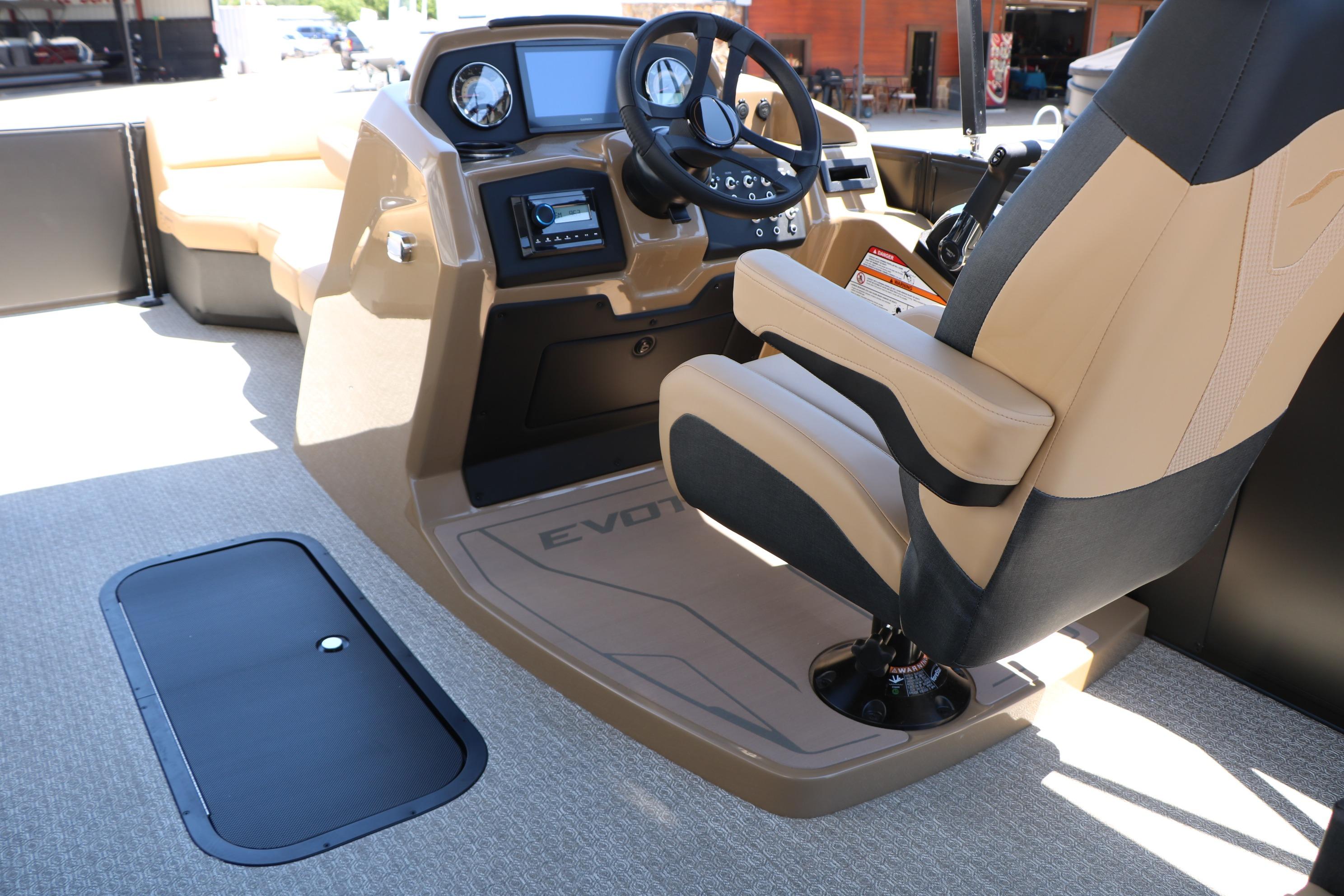 2026 Evotti 521CS boat interior with modern dashboard and comfortable seating.
