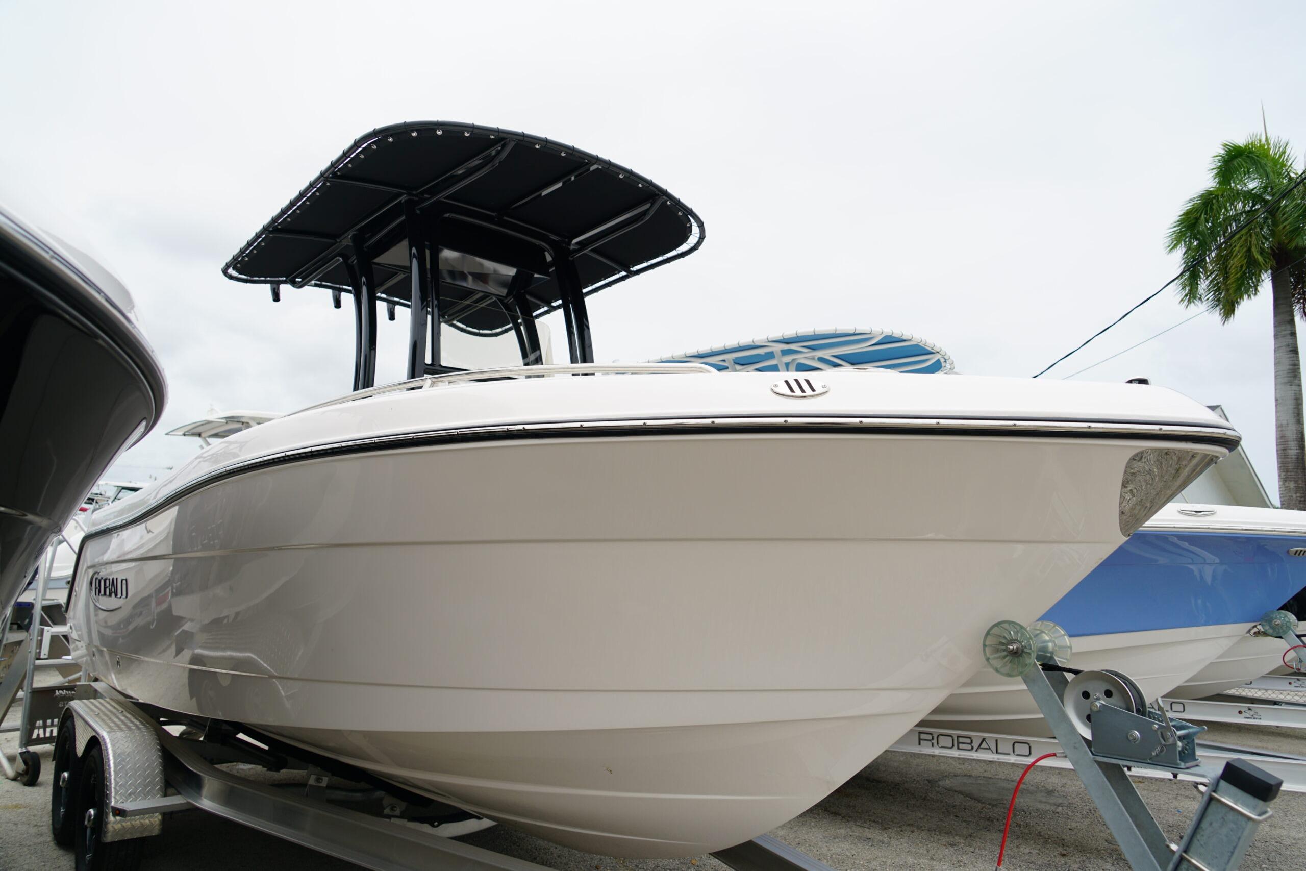 2025 Robalo R222 Center Console