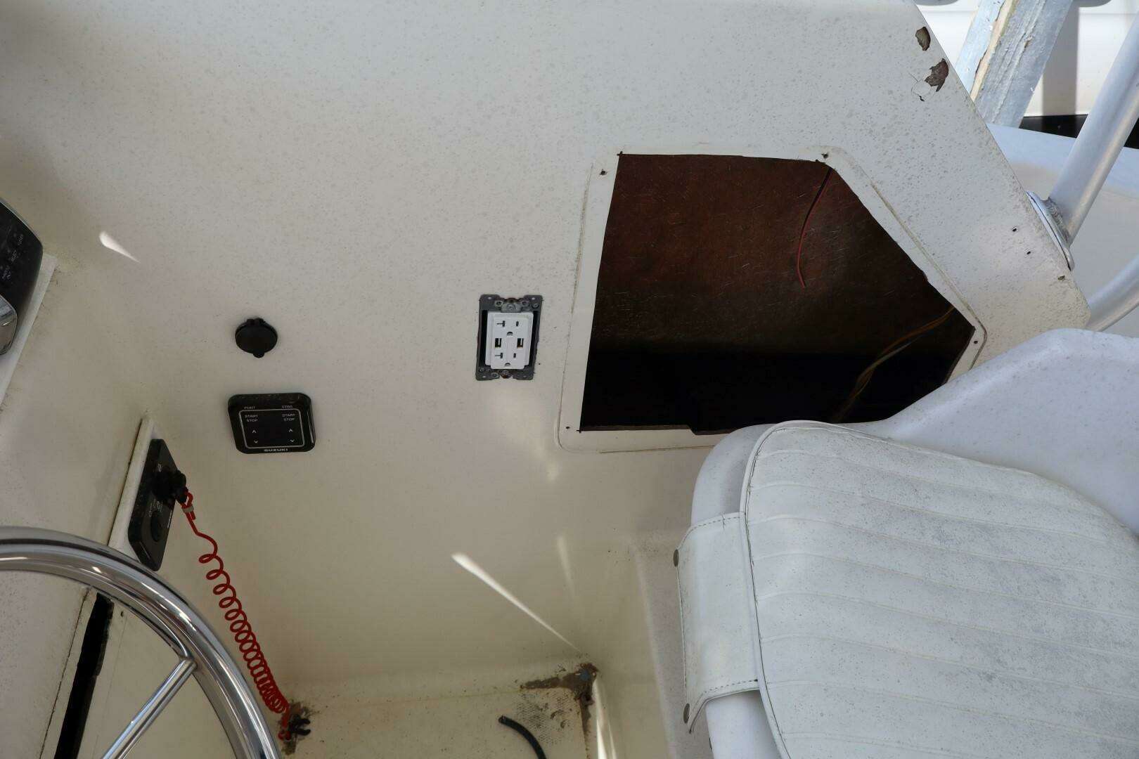 2005 Sea Boss 235 Walkaround - Image 12