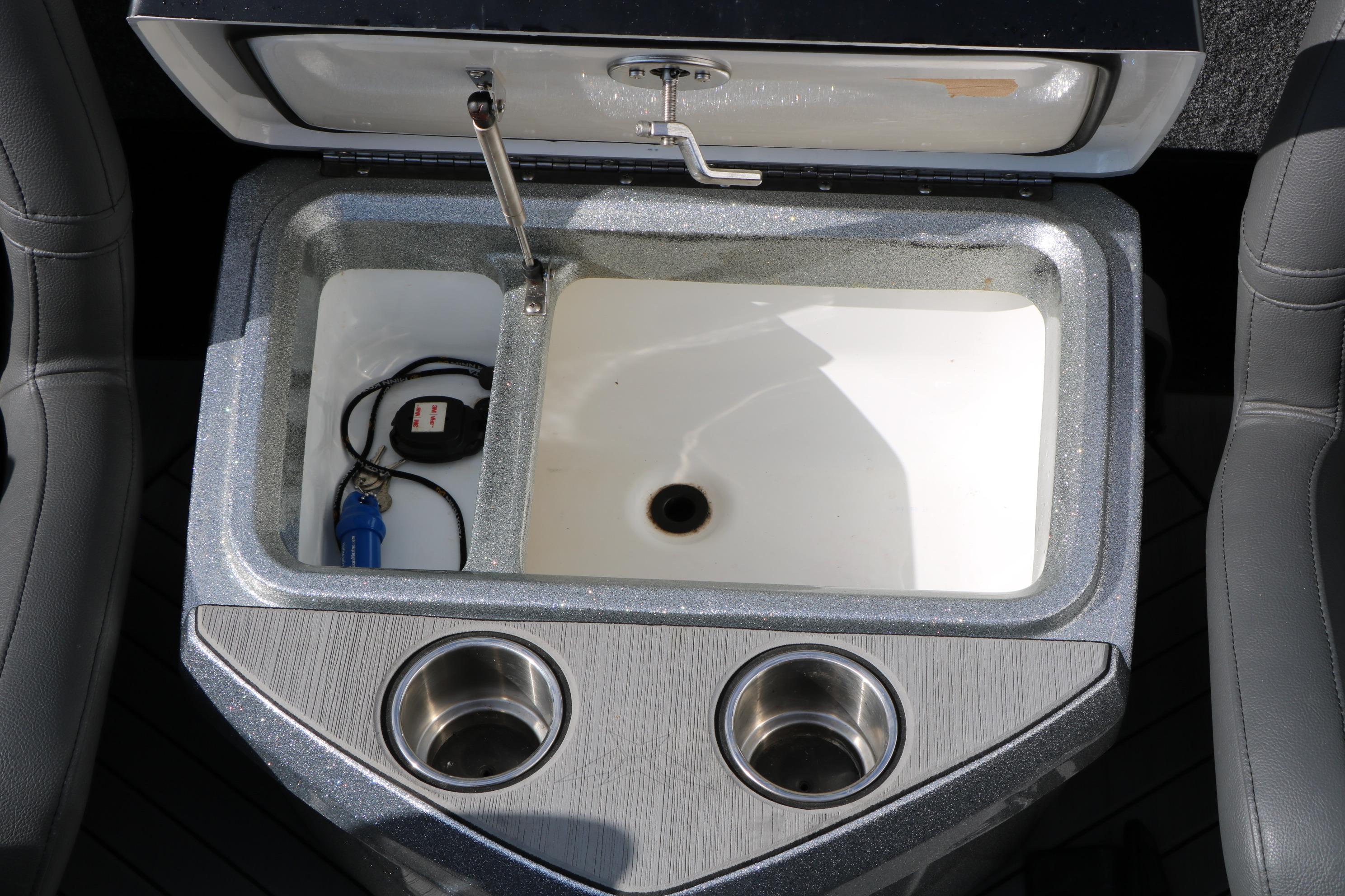 Livewell and cup holders in 2022 Vexus VX21 boat interior.