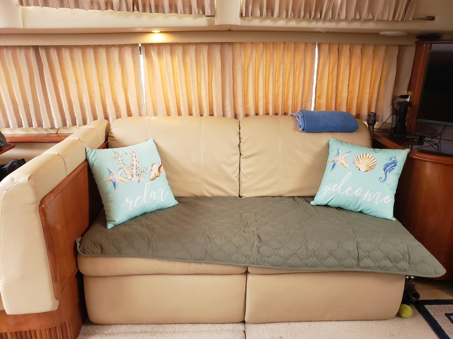 2005 Carver 444 Motor Yacht - Image 6